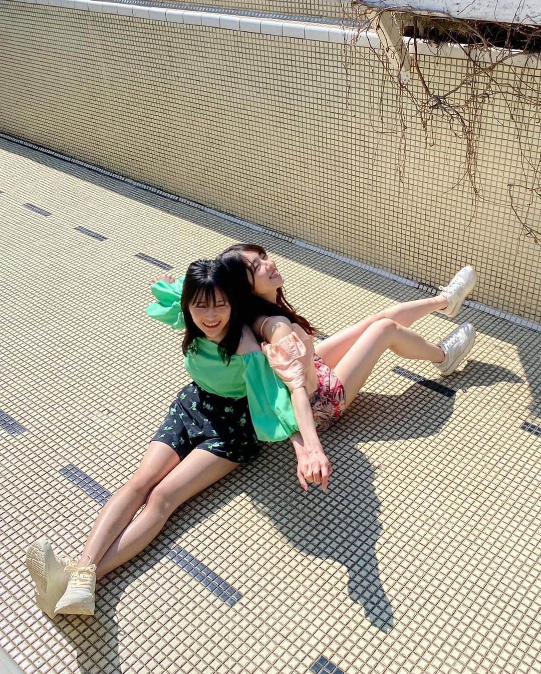 岩立沙穂さんのインスタグラム写真 - (岩立沙穂Instagram)「🤍 . 今日発売になった #月刊エンタメ 。 早紀ちゃんとペアグラビアやらせていただいてます☺️  8ページ+裏表紙と沢山載ってるよ！チェックしてね♪  . . #オフショット #のろりんず #北澤早紀 #AKB48 #13期 #同期 #いいお天気 #私たちが登ってる木はカムカムエヴリバディのポスターに使われた木なんだって🌳」4月28日 23時31分 - saho_iwatate104