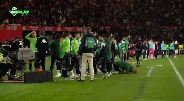 クラウディオ・ブラーボのインスタグラム：「La gloria también está en estos momentos 💚 si no los vives no tiene sentido. Trabajo más trabajo te lleva al éxito 🏆 Que grande este equipo @realbetisbalompie 💚🥰」