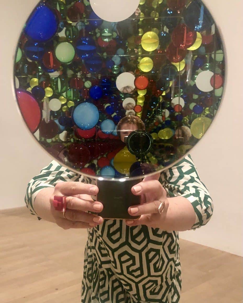 アレックス・キングストンのインスタグラム：「Kusama …… Trippy/Brilliance」