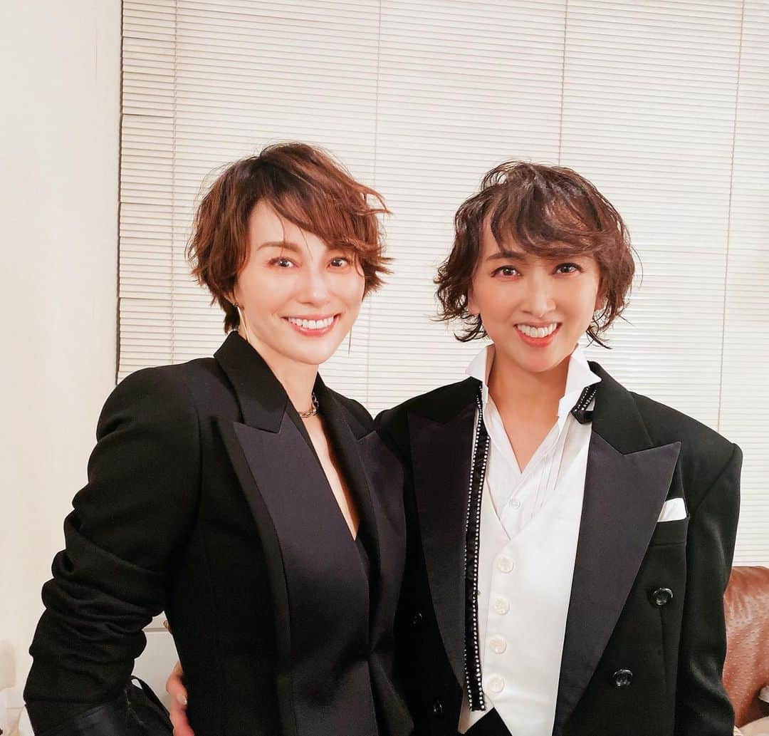 のインスタグラム：「今夜はコットンクラブへ素敵なショーを、拝見しに行きました！ リカ姉ちゃんこと紫吹淳さんの女性らしいシャンソンの世界とそして元宝塚のエキゾテックな男役まで拝めて超幸せでした！カッコよかったー❤️ 同じような格好していったので2人でパチリ📷‼️ 良い刺激をありがとうございました😊  I went to the Cotton Club to see a wonderful show tonight! I was super happy to worship Jun Shibuki's feminine chanson world and the exotic man role of former Takarazuka! I still have to do my best! I miss last year's Disfruta.  @cottonclubjapan  @jun_shibuki_official  #funnight」