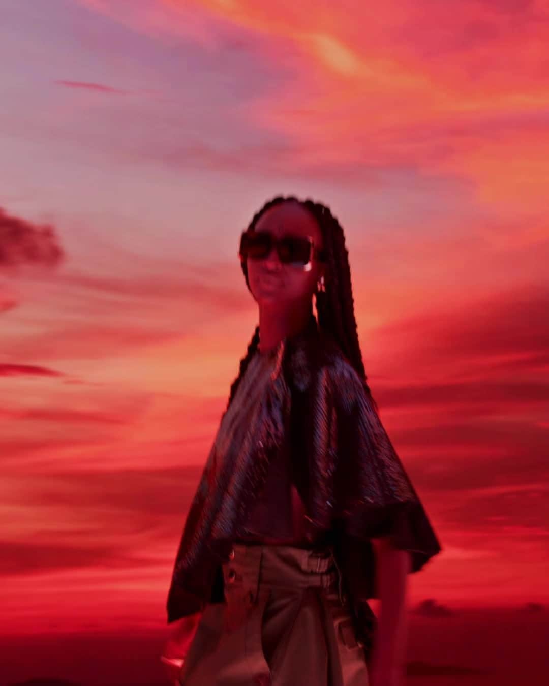 のインスタグラム：「Fanciful visions. @lousandtheyakuza, @milliebobbybrown and @karliekloss embody the season’s sunglasses for women. Discover the new #LouisVuitton campaign via link in bio.   Exclusively available in stores and on louisvuitton.com」