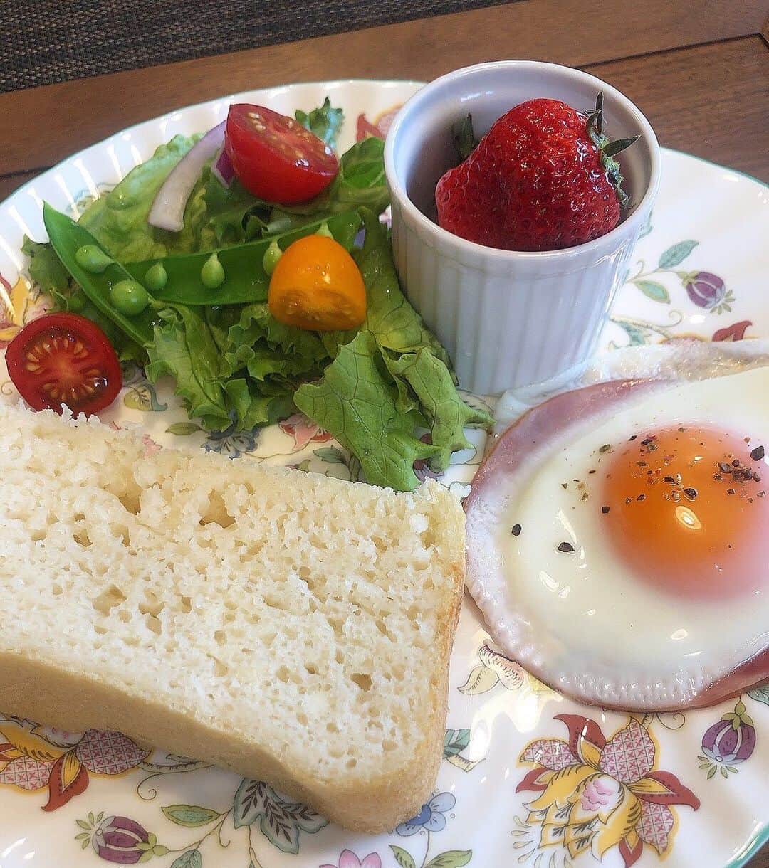 高見侑里さんのインスタグラム写真 - (高見侑里Instagram)「◡̈♥︎ 今日から#ゴールデンウィーク という方が多いのではないでしょうか☺️  お休みという方もお仕事という方も、リフレッシュの時間を楽しんでくださいね✨  私は今朝パンを焼きました🍞  私は、というより、ホームベーカリーがですね🤣  #昭和の日」4月29日 13時27分 - yuri_takami_official