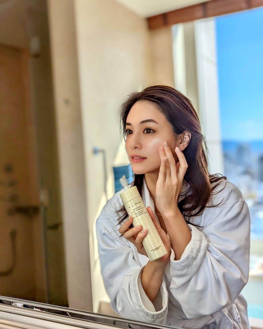 のインスタグラム：「こんにちは💕 . 毎日の習慣であるクレンジング✨ カバーマーク　トリートメント クレンジング ミルクをまたリピートで使いはじめました❤️ @covermark_jp  . 先日セミナーにも参加してクレンジングの大切さをより実感❣️ ゴシゴシ擦ることなく、軽くのばすだけでメイクアップがふわっと浮き上がる、美容液から生まれた贅沢なクレンジングミルク💛 . え？これでほんとに落ちちゃうの？というくらい軽いタッチですっきりと洗い流せて、そのあと潤い感たっぷりのヴェールを形成❤️ 触れると心地よい「もちもち感」が気持ちいいの😘（動画参照） . 香りもとってもよいのもお気に入り！ でも1番の感動はなんで、今までこんなゴシゴシ擦ってしまってたんだろうということに気づけたこと！ こんなに美容液たっぷりでしっかりメイクが落とせるのは本当にすごい！ 肌がしっとりもちもちでスキンケアできると気持ちもHappyでメイクも楽しくなるっ🙆‍♀️❤️ . 日々のメイクがも楽しくなると、気持ちも前向きになっていろんなことにチャレンジできそうだよね💕 . ちなみに私は運転免許を取得とお花教室に行こうと計画中！ . 毎日の習慣のことだからぜひ試して見てね👍 . #qol向上はクレンジングから #PR #カバーマーク #トリートメントクレンジングミルク #covermark #カバーマーク #おすすめコスメ #コスメレビュー #コスメレポ #コスメ紹介 #コスメ好きさんと繋がりたい #美容家 #美容好きな人と繋がりたい #美容 #instabeauty #洗顔 #メイク落とし #クレンジング #ミルククレンジング #もちもち肌 #すっぴん #ナイトルーティン #モーニングルーティン #スキンケア #skincare #スキンケアマニア #美容家 #美容オタク #朝活 #艶肌 #美容液 #もっちり」