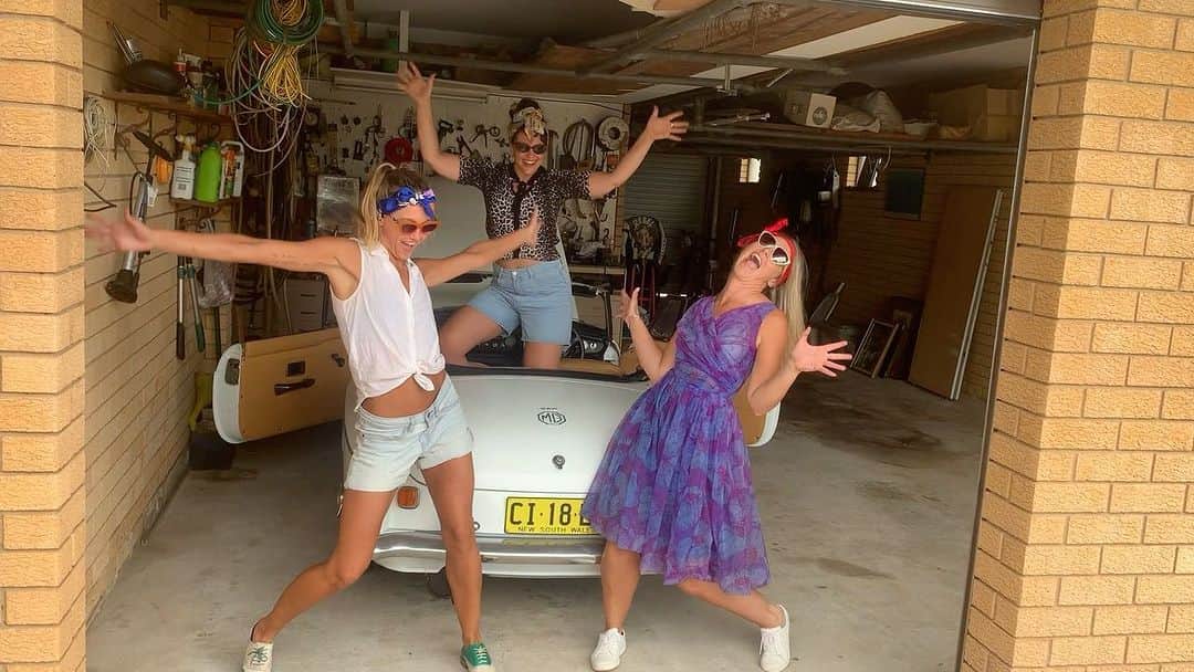 シャーニ・ヴィンソンのインスタグラム：「Celebrating International Dance Day the VINSON way! 💃🏻🕺🏻  #dance #family ##grease #greasedlightnin #internationaldanceday」