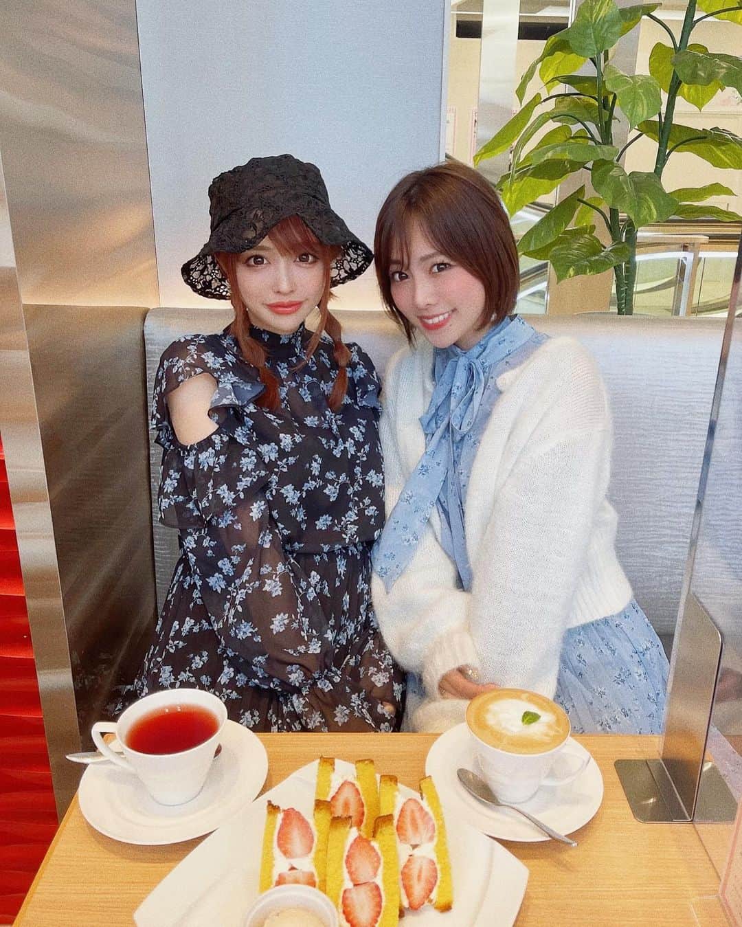 のインスタグラム：「写真たくさんあるから最後までスワイプしてみてね➡️ ． 大好きな妹ちゃんにお誕生日デートに連れてってもらいました🥺💕 しかもおそろコーデ😍❤️ ． 銀座のしゃぶしゃぶでサプライズのお祝い😭💓 からの可愛いカフェハシゴして めちゃくちゃ映え！なヘッドスパに連れてってもらって😭💕💕💕 これ、完璧すぎるデートプランよ🥲 世の男性に参考にして欲しいwww 産後まで使えそうなルームウェアセットと花束とお手紙も貰っちゃったの🥰 さすがのセンス🥲💕 ． シンディちゃんは本当に可愛くて明るくて、しかも努力家で頑張り屋さん😭💓💓💓 悪い所がひとつも見つからないくらい良い子🥲💕 自慢の妹ちゃんです❤️❤️❤️ 褒めても褒めきれない🤣💥 ． シンディちゃんを1日独り占めして 最高すぎるお誕生日デートでした💓 幸せ❤️❤️❤️ ． ． ． #誕生日デート #幸せ」
