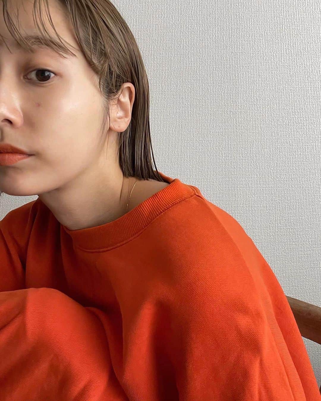 のインスタグラム：「. シーボンのフェイシャルケア2回目。 肌ツヤが良いです🍊✌️  前回のトライアルプランを体験して約1ヶ月後、 再び肌解析とフェイシャルケアしにシーボンへ。 今回はシーボンの会員になった時のメニュー体験を。  流れ☟ クレンジング&洗顔→写真撮影等肌解析→東洋式フェイシャルケア→肌解析結果&アフターカウンセリング→終了 という感じで、今回も大満足の内容でした☺️  ※前回好評だった500円(税込)で体験できるクーポンコードまだ使用できますので是非🤲 【ik2203】2022年8月31日予約分まで⚠︎ @cbon_jp のプロフィールURLから予約できます  ※初回のトライアルプランの流れは前回の投稿をご覧ください  今回の肌解析結果は、前回と比べて上昇傾向でした！ よかった〜🥲緊張した🥲笑 前回の画像と比較してみると、一目瞭然！ 普段のスキンケアもより効率的にできてたのかも！  そしてそしてこれだけのためにも行きたい 至福の時間、東洋式フェイシャルケア🤤 シーボンの会員さんだとローズかラベンダーの 香りのプレオイルが選べました⚗️  フェイシャルケア+フットorハンドが選べるので 今回はハンドにしました！ ひんやりと肌に心地よい海藻エキス配合の クレイパックをしより引き締め&明るさを🧊 動画撮って頂いてますがほぼ寝てました。笑  この1ヶ月、 肌解析結果を基にアドバイス頂いたことを意識して オススメして頂いたシーボンアイテムを取り入れて 通常通りスキンケアをしていただけ。 決してストイックにあれこれやっていたわけでなく、 お肌の結果が出たのでシンプルにモチベーションが 上がりました🤍  今回の課題 ☑︎しわをもう少し頑張りたいので、目尻にはクリームたっぷり塗ること ☑︎汗かいた時は朝晩、マセ&酵素洗顔を取り入れてハリとキメ対策を  肌解析結果を見ながらアプローチ法やお手入れの仕方を 教えてくださるのでとっても安心です。  シーボンでは ホームケア製品1万円(税抜)購入ごとにポイントがつき そのポイントでフェイシャルケア&肌解析を受けられる というシステムなのでオプションのパックをしなければ 追加料金がなくても継続的なアフターケアや肌変化等の アドバイスを受けられるのが魅力的。  またまた長くなってしまいましたが トライアルプラン体験はたったの500円でできるので 是非試してみてください☺️🤲  湿疹が出ており見苦しく申し訳ありません泣 @cbon_jp #ik_make#CBON#シーボン#フェイシャリストトリートメントマセR#マイシーボン#シーボントライアルプラン体験#フェイシャルエステ#スキンケア」