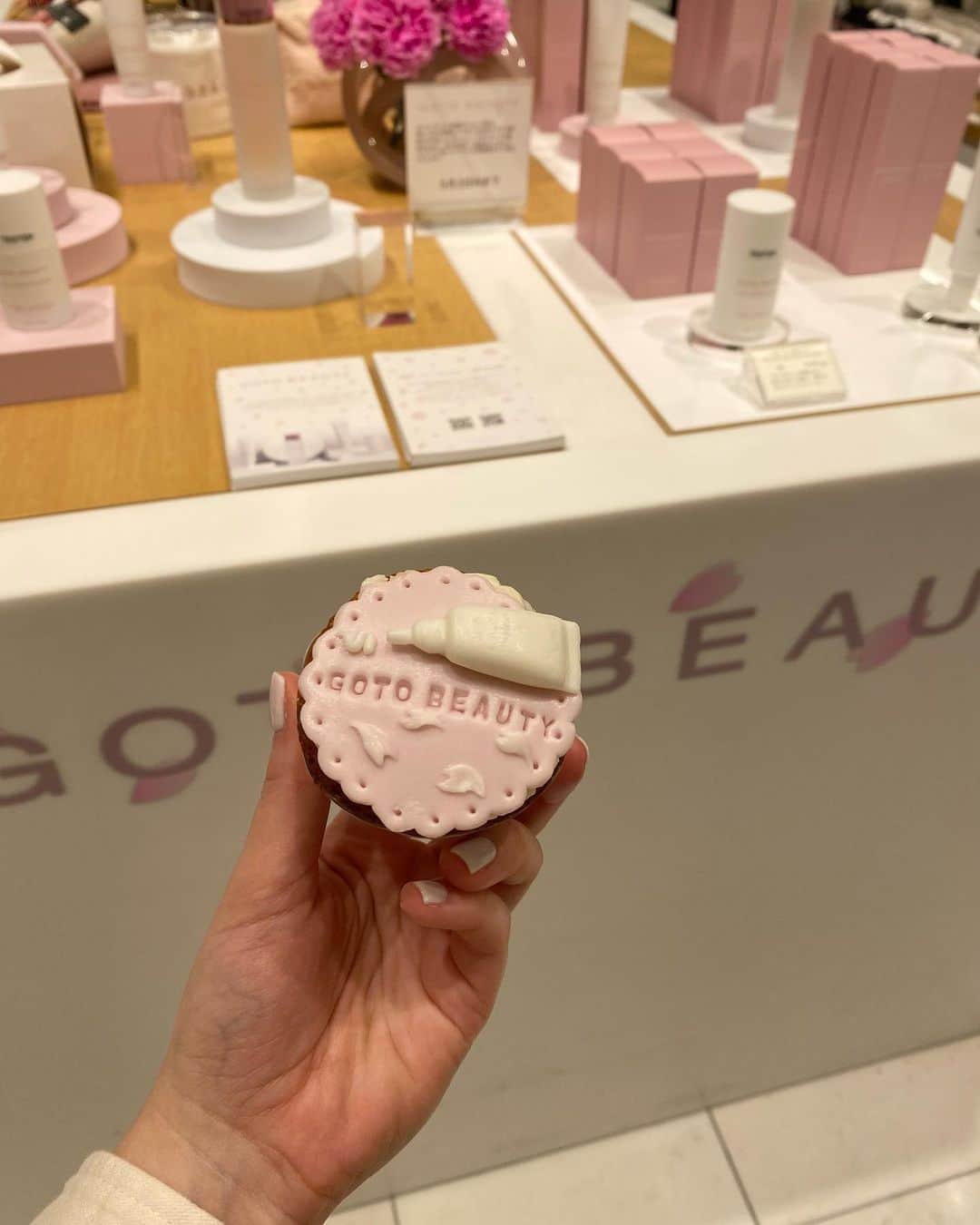 エレナ・アレジ・後藤のインスタグラム：「日本の皆様ハッピーゴールデンウィーク！🤍 私たちはゴールデンウィーク中の5月3日まで新宿伊勢丹で出店していますので是非ご来店お待ちしてます！🤍@goto.beauty #GotoBeauty」