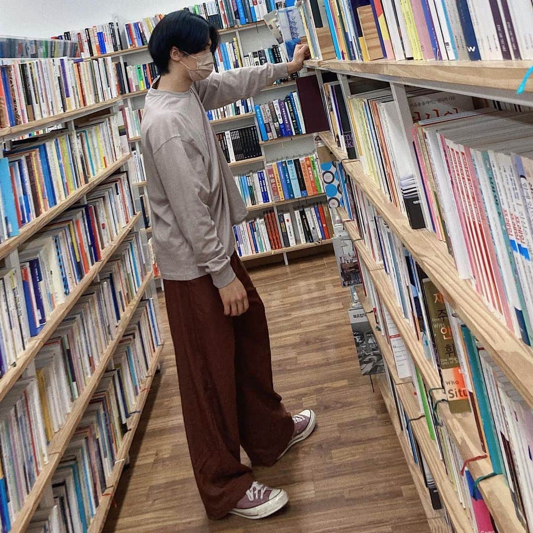 ラキのインスタグラム：「📚」