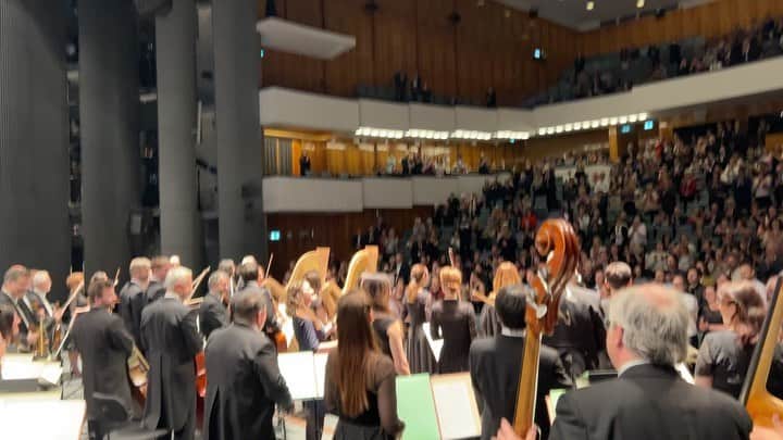 久石譲のインスタグラム：「Děkuji vám @brnofilharmonie and Thank you all for coming tonight's concert at Janáček Theatre @ndbrno 🇨🇿 😊 Uvidíme se zítra ‼️  ブルノでの公演初日が無事に終わりました。スタンディングオーベーションで拍手を送ってくれたチェコ（ほかの国からも？）のお客様、本当にありがとうございました😊 そして、ブルノフィルの皆様ありがとう、チェコ🇨🇿初演が２曲もあるハードなプログラム😵ですが明日もがんばりましょう💪😁　 おやすみなさい😴  JH  #FilharmonieBrno #JoeHisaishi dirigent #DennisRussellDavies klavír @maki.namekawa klavir  SERGEI #PROKOFIEV Symphony No. 7  JOE HISAISHI Variations 57, first Czech performance  LEPO #SUMERA Symphony No. 2, first Czech performance  -Encore Piece JOE HISAISHI Merry-Go-Round from #HowlsMovingCastle  #brnotoday #brnocity #brnolife #brnospilberk #iloveyoubrno #brno #Českárepublika #česká  #orchestra #merrygoround #stugioghibli @joehisaishi.official」