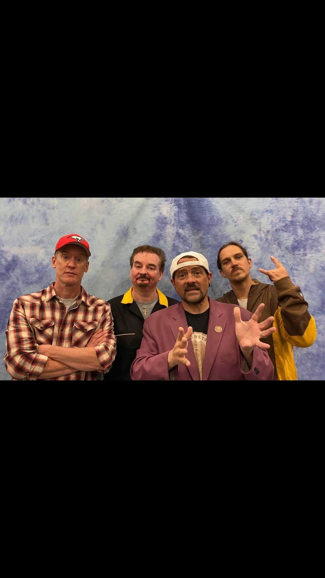 ケヴィン・スミスのインスタグラム：「STASH BASH IS CUMMING! For the @jayandsilentbobstash Silver Anniversary Bash on May 7th & 8th, the CLERKS are returning to their #NewJersey roots! Here’s your chance for a photo beside @BrianCOHalloran, @jaymewes, #JeffAnderson, @jenschwalbach, @marilynghigliotti, #trevorfehrman, @scottschiaffo, @odblues7, me & more folks from the Clerks casts on Saturday or Sunday! Entry also comes with an anniversary canvas bag, a poster signed by the cast, a lanyard, and a pass to the 3-Way Q&A with the Clerks kids at @theatlanticmoviehouse that evening! Tickets at the link in my bio above or go to See SMod dot com! #KevinSmith #jasonmewes #brianohalloran #jayandsilentbobssecretstash #stashbash」