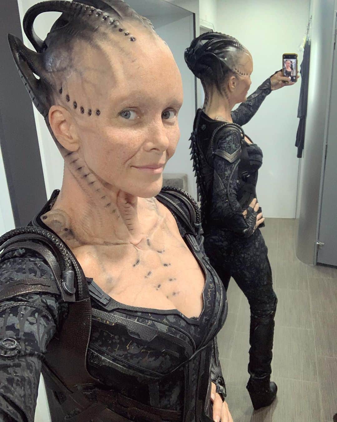 アニー・ワーシングのインスタグラム：「LEGS. 🤗👑😈 • • Episode 9 of #Picard is all new & streaming now on @startrekonpplus #startrekpicard #borgqueen」