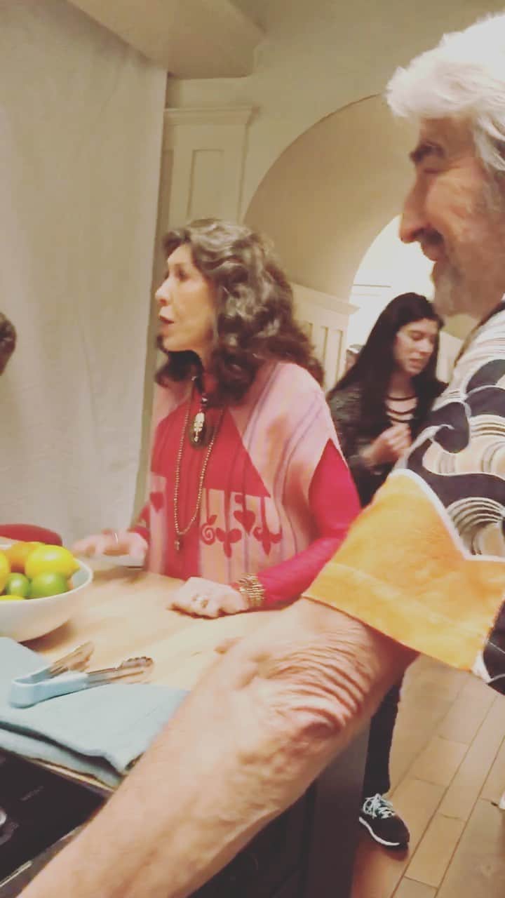 リンジー・クラフトのインスタグラム：「❤️💔tomorrow. it begins and ends. behind the scenes with these lovely legends. #graceandfrankie @netflix @graceandfrankie @janefonda @barvonblaq @junediane @brooklyndecker @ethanembry @trickybear @petercambor #martinsheen #samwaterston ❤️💔❤️💔❤️💔❤️💔❤️」