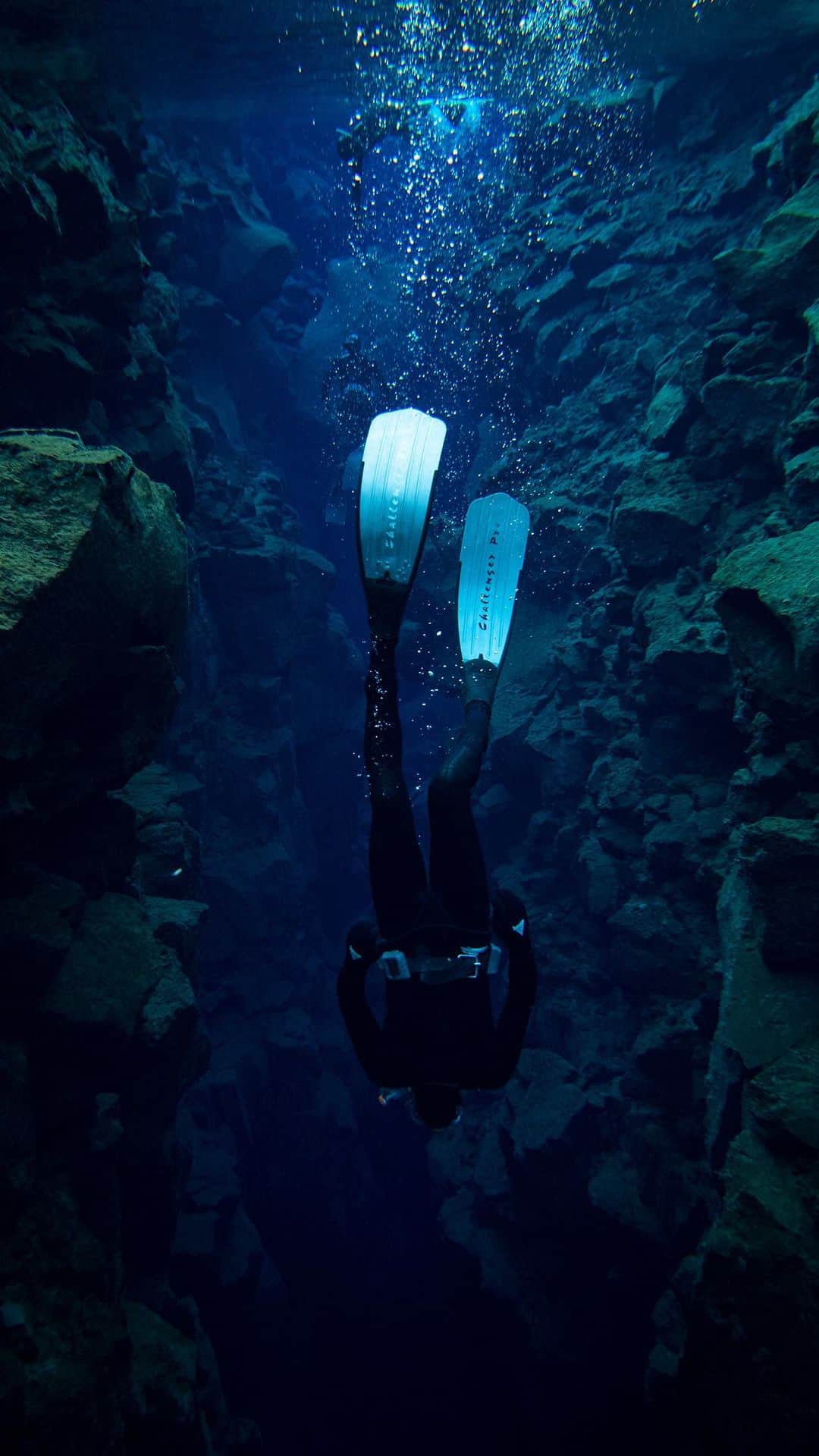 クリス・バーカードのインスタグラム：「Episode 2 of “First Take: Iceland” is LIVE - This episode dives deep into the crystal clear waters of the Silfra Crack with the incredible cinematographer, storyteller, and all around amazing human @emmett_sparling who I met literally one month prior to filming this. We hit it off, I was inspired by his work, his hard work ethic, creative approach, and overall humble vibe and wanted to get to know him more. I invited him to Iceland, a place that surprisingly he had never been for an episode of my visual podcast. Check out our convo and make sure to dive deep into his incredible work. #sonypartner #sonyartisan   Credits:  Director/Host: @chrisburkard  DP: @tedhesser Producer: @mikeysandifer PA: @evanruderman Editor: @dbob  Featuring: @emmett_sparling Supported by: @sonyalpha   Special Thanks to:  @66north @icelandair @geysircarrental  @hotelholt」