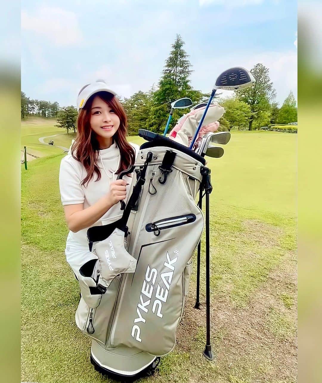 のインスタグラム：「♥︎︎∗︎*ﾟ @pykespeak_official_golf さんから届いた キャディバッグ ✨ ． ． 超軽量でデザインもシンプル！ ショルダーストラップでリュックみたいに 背負えるスタンド式✨ ． 公式LINEのクーポンもあるので 良かったらチェックしてみてね⛳️ ． ． ． ． #pykespeak #パイクスピーク #キャディバッグ #超軽量 #pr #ゴルフ #golf#ゴルフ女子 #golfgirl #골프여자 #女子ゴルフ #golstagram # #golflove #ゴルフ好き #ゴルフ最高 #ゴルフ上手くなりたい #みかゴルフ #mikagolf #高尔夫 #골프　#golfgirl #골프여자 #ゴルフウエア #ゴルフコーデ #インスタゴルフ女子 #ゴルフ男子 #ゴルフ好きな人と繋がりたい #ゴルフ女子と繋がりたい」