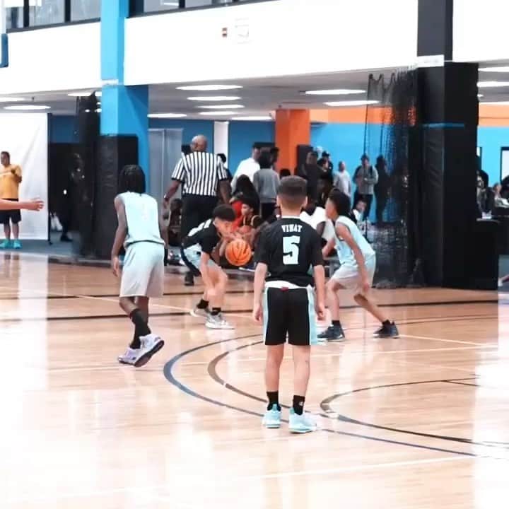 レイ・アレンのインスタグラム：「My little man told me last year that he did not want to play basketball and I was ok with it. He came back to me a few months later and said, “Dad, I’m ready to play”! No pressure here from dad at all.  HE is the driving force and can shoot it too.  I wonder where he got it from🙄🤓 🌴🍎#wystan4three」