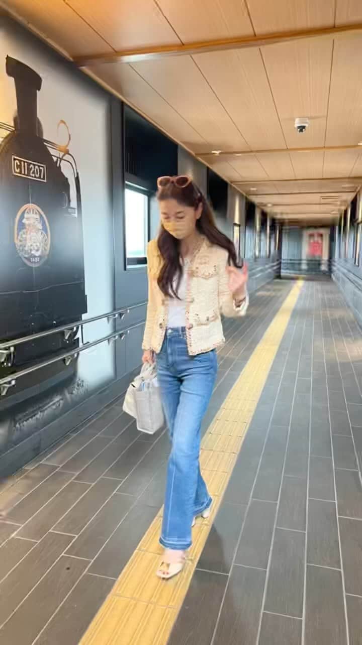 のインスタグラム：「🚋🍀GW's trip with my family 👨‍👩‍👧 📍@ritzcarltonnikko  2021年にオープンした「リッツカールトン日光 」初めて訪れました。  ヘアピンカーブが続くいろは坂が 終わるとすぐ目の前に出現する静かな佇まい。 中禅寺湖を眺めながら 桜🌸とイチゴ🍓の アフタヌーンティーを頂きました。  セイボリーとのバランスが良くて👍🏻 地産の食材を丁寧に扱ってる。  #gw旅行＃一泊旅行#アフタヌーンティー#リッツカールトン日光 #🚋家族旅行 #リール初心者🔰 #リール音源募集中♪」