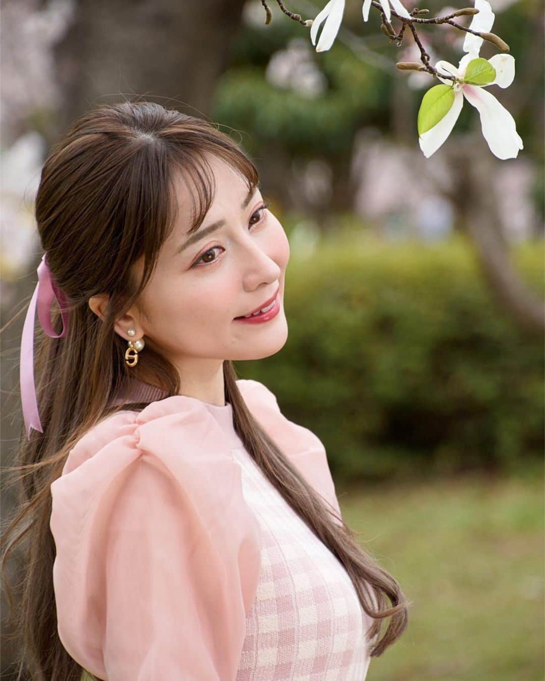 堀尾実咲のインスタグラム：「29歳になりました(*'▽'*)🌸うぴ  20代最後の歳...🤭  28歳のわたしは新たな道を歩き始めることを選択して 今まで経験したことのない壁に何度もぶち当たりましたが (まだ絶賛ぶち当たり中w)  その度に必ず手を差し伸べてくれる方達が側に居てくれることに何度も救われました✨ 心の底から感謝しています🍀  まだまだ大変なことはたくさんありますが、 のちに振り返った時この日々を愛おしいと思えるよう一日一日を丁寧に大切に過ごしたいと思います💐  ぱぱまま、 産んでくれて育ててくれて ありがとう👶💓  それからみんな☺️ いつもわたしを 応援してくれて愛してくれて ありがとう❤️  みーんなっだいすきよ🥰  今日のイベントたっっっのしもーねっ(//∇//)❤️」
