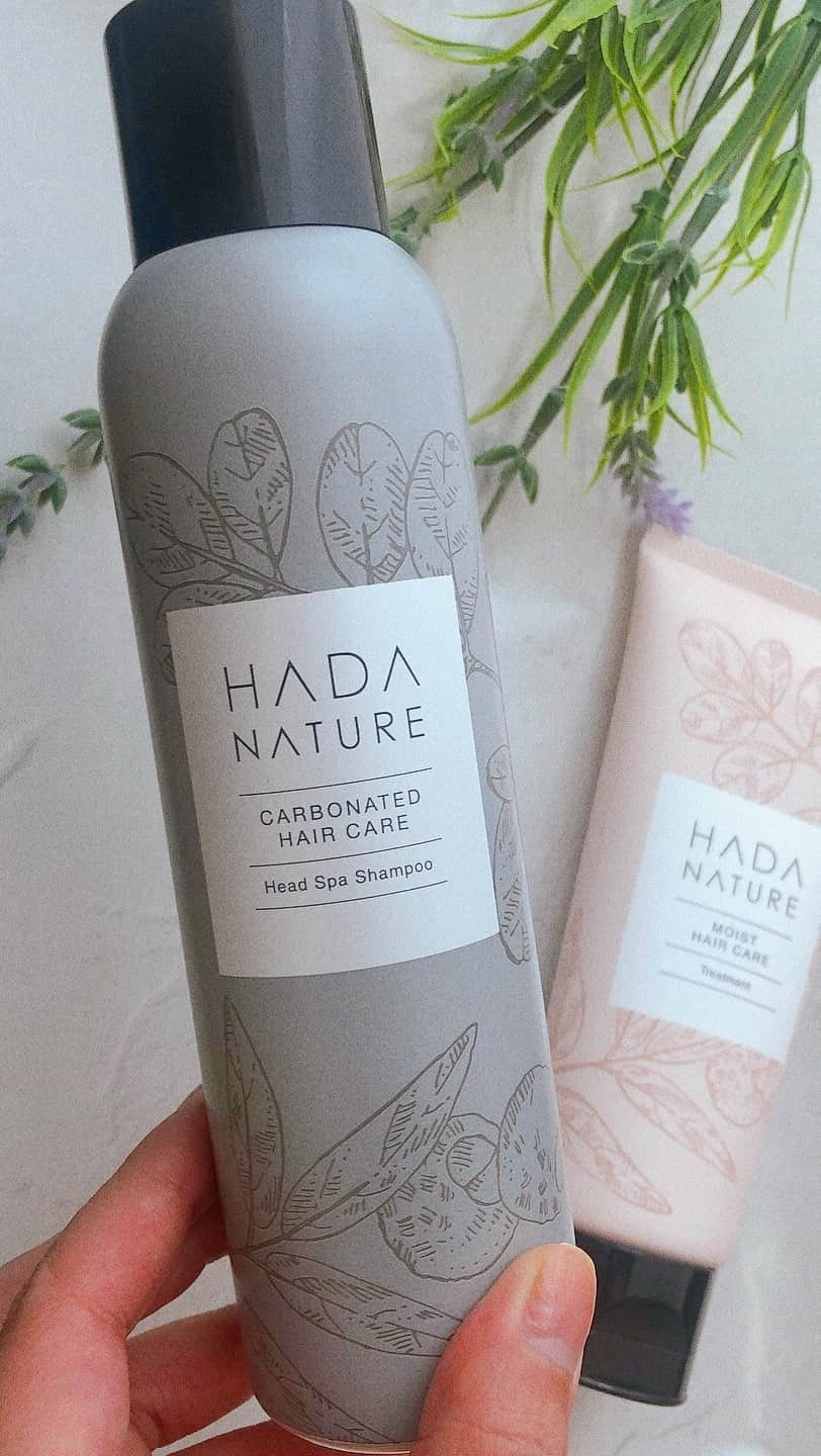 lily112988のインスタグラム：「HADA NATURE 🫧🫧🫧  炭酸ヘッドスパシャンプー 皮脂の分泌が増えてくる時期！自宅で簡単にヘッドスパしちゃお〜💆‍♀️🧴‎🫧  @hadanature_official  #肌ナチュール  #hadanature  #炭酸ヘッドスパシャンプー  #炭酸ヘッドスパ #肌ナチュールアンバサダー  #肌ナチュール炭酸クレンジング  #hadanature炭酸ヘッドスパシャンプー  #ヘッドスパ #自宅でヘッドスパ  #頭皮ケア #炭酸泡  #炭酸泡シャンプー  #しゅわしゅわ」