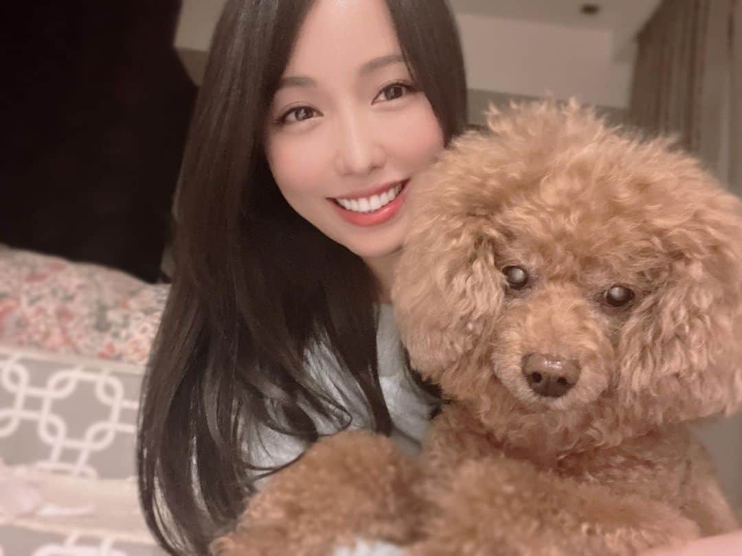 美雪ありすのインスタグラム：「お祝いのコメントをくれた皆さま！ありがとうございました💐 　　 年々1年が早く感じると言いますが、本当にその通りですね。　 ついこの前、おせちを食べた気がします🎍  最近暖かいので、久しぶりに愛犬とドライブでもしようかなと思ってます🚗　  東京から行きやすくて愛犬と楽しめるオススメスポットがあったら教えてください🐕💕　   みなさんは連休何をして過ごすのかな？ 　  #gw  #ドライブも #ゲームも #netflixも #料理もいいね」