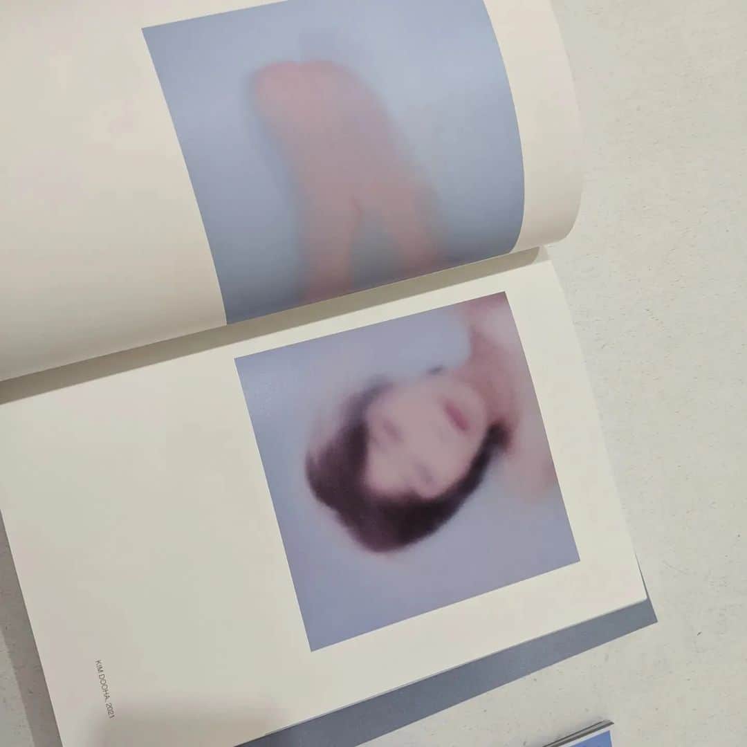 大塚咲さんのインスタグラム写真 - (大塚咲Instagram)「二人の写真家の自画像。 ブックを通販サイトにアップしています！通販おまけつき！  ぜひぜひみてみてください🌹  サイン入れて発送します。」4月29日 8時44分 - otsukasaki_
