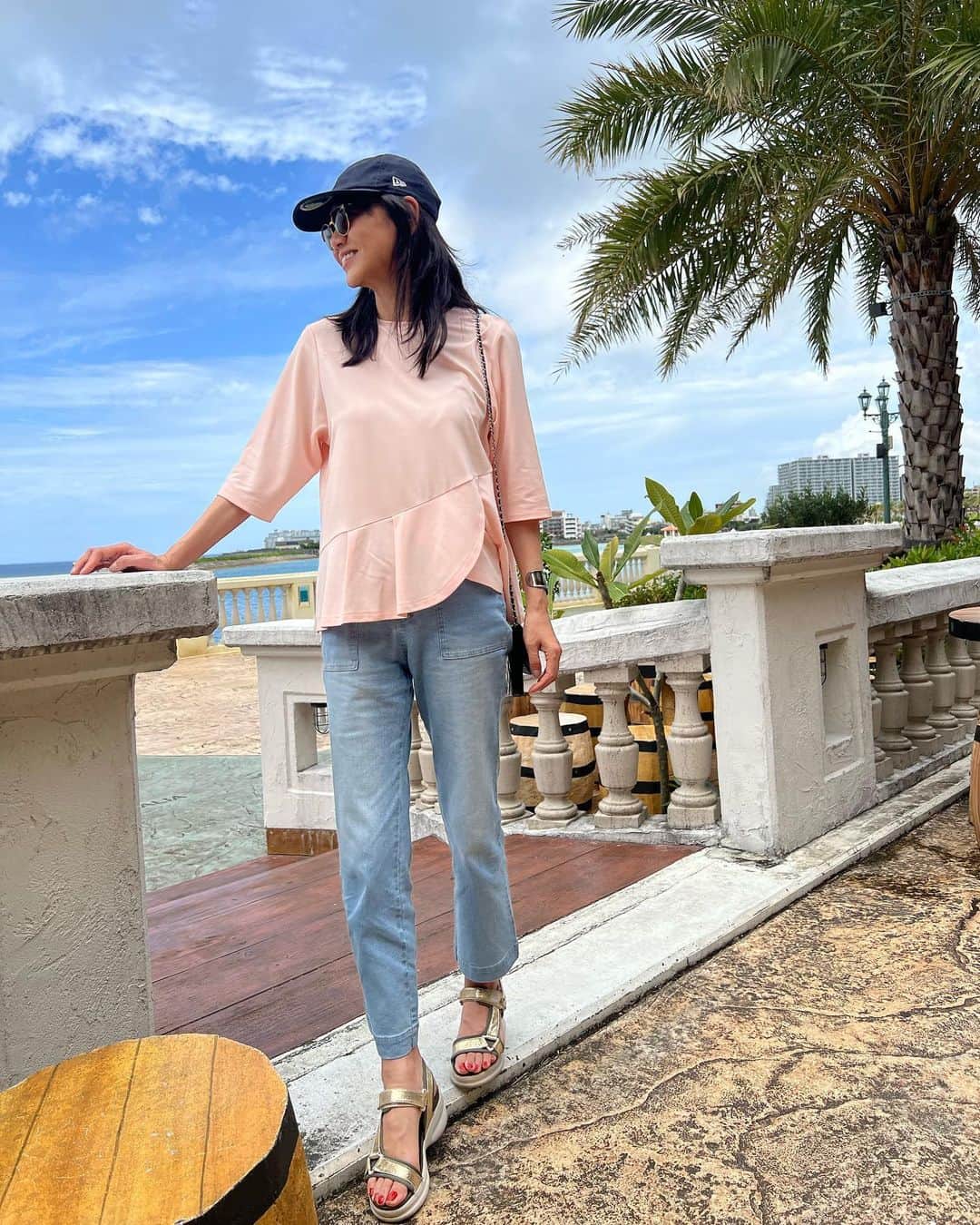 のインスタグラム：「GWが始まりましたね☀️ HOLIDAY🌴をテーマにした @_rejoove_  新作 4月30日土曜日 @qvc_japan  19時からオンエア の @_rejoove_  #新作 #ペプラムカットソー イレギュラー ウエスト切り替え #カジュアルにも #キレイ目コーデ　にも サラッと決まりす ３色展開」
