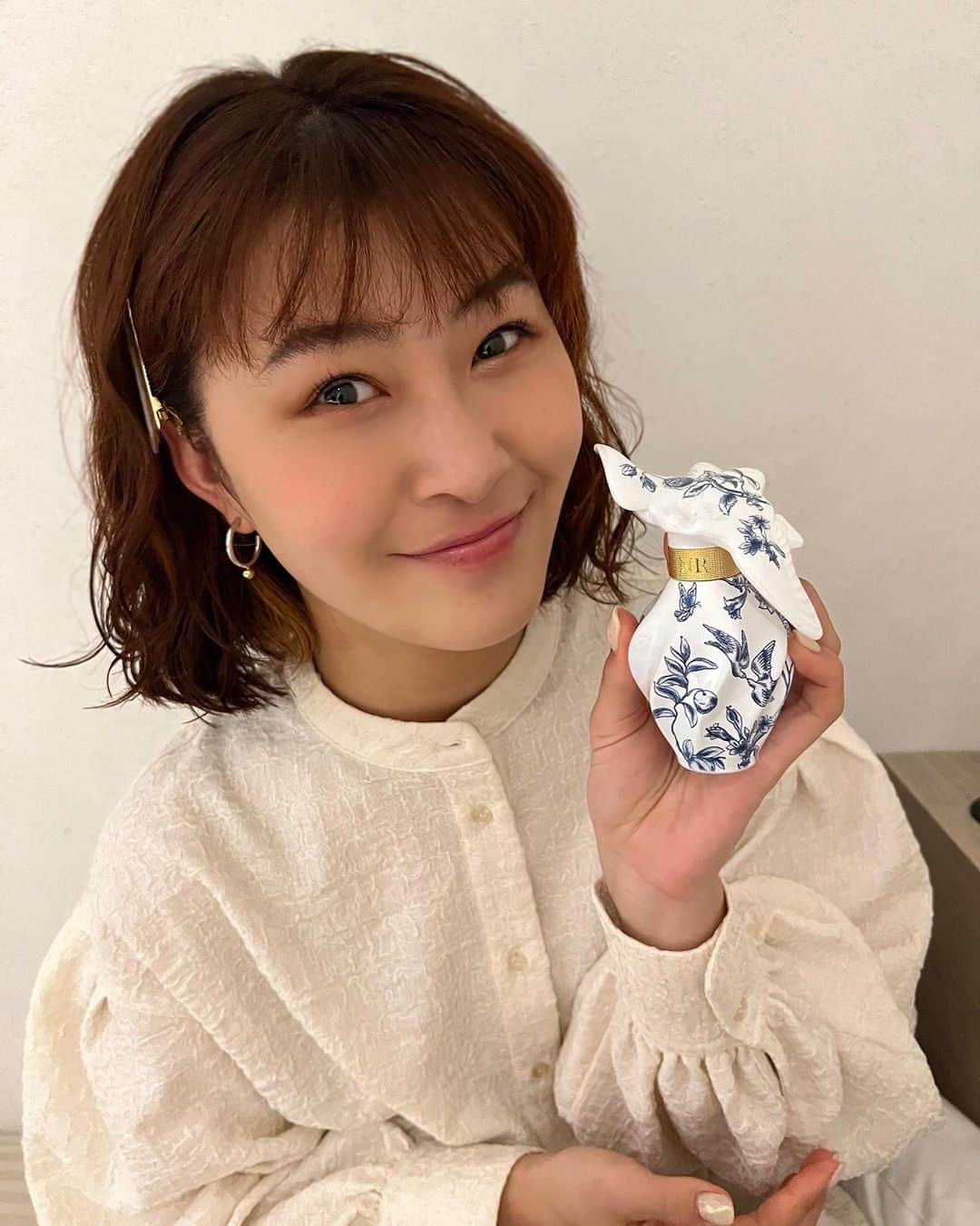 村上佳菜子のインスタグラム：「… この美しい器のようなコチラは、 香水なのです。  "ニナリッチ レールデュタン アントワネットポワソン ブルー"  香りは、パリの風景を思い出す、 エレガントの中にスイートな 部分が隠れているような香り🌼 この香りとボトルで、とっても 上品な女性になれると思うわ❤️ . . . @NINARICCI @ANTOINETTEPOISSON #LAIRDUTEMPS  #NINARICCIPARFUMS」
