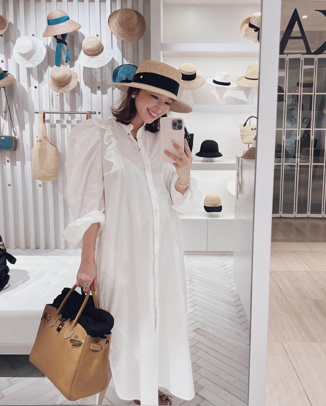 のインスタグラム：「インスタライブ中に皆さんに相談したラフィアハットのお買い物💭  @helen_kaminski   結果BLOOMシリーズのブラックとホワイトに決めました🖤🤍　  1つと思っていましたが、、グログランリボンの色もベースのラフィアの色味も違い、雰囲気が異なるどちらも使えるこの2つに🤭✨✨   ピンクとカプリブルーも可愛かった💕💙  沢山種類があるので、ぜひGINZA SIXのお店やオンラインをチェックしてみてください👀🤍  Hat #helenkaminski #ヘレンカミンスキー  Dress #mylan #マイラン Shoes #loewe #ロエベ Stole #asaucemeler #アソースメレ  Bag #hermes #エルメス Ring #aliita #アリータ Earrings #vancleefarpels #ヴァンクリーフアーペル   #akiweng #翁安芸 #outfit #ginzasix #tokyo」