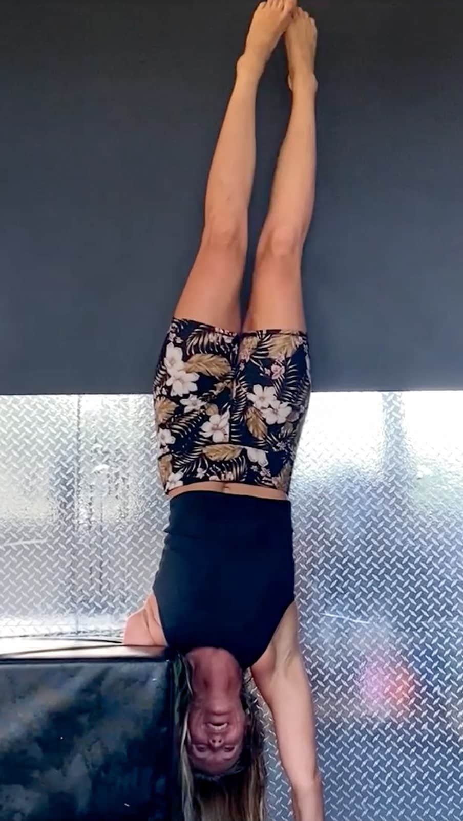 Bethany Hamiltonのインスタグラム：「SHOW ME YOUR BEST ONE ARM MOVES! 💪🏽  Let’s have some fun with my  #OneArmChallenge! Submit a video of you or a friend doing something with one arm (talent, chore, workout, etc) get creative and have fun! Share it at the link in my bio OR post your video on Instagram, Facebook, Twitter, or TikTok with #OneArmChallenge hashtag in your caption and tag me for a chance to win a trip to meet me in Hawaii!  I can’t wait to see all of your videos! Link in bio for details! 🤙🏽」