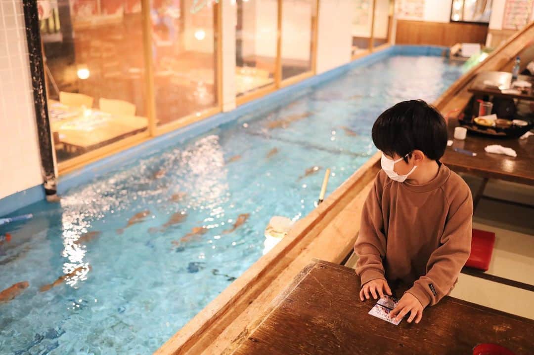 きなこのインスタグラム：「室内で釣りができるお店🐟 自分で釣った魚を好きな調理方法で調理してもらえて食べられる"釣船茶屋ざうお"。  このお店、地下にあって室内で、それだけで息子は「なんでここに海があるのー！？」とテンションが上がってた😁座席は大きな船🚢✨  息子もお友達も、大きな鯛を釣り上げることに成功✨店員さんたちが太鼓を叩いて盛り上げてくれて子どもたちは大喜び♡ 鯛はお造りと唐揚げとアラのお味噌汁に。新鮮で美味しかった〜😋」