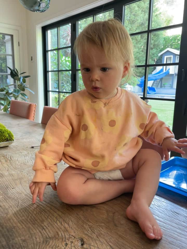 ヒラリー・ダフのインスタグラム：「You asked…. and I delivered. Our flight soundtrack to and from Hawaii enjoooooy」