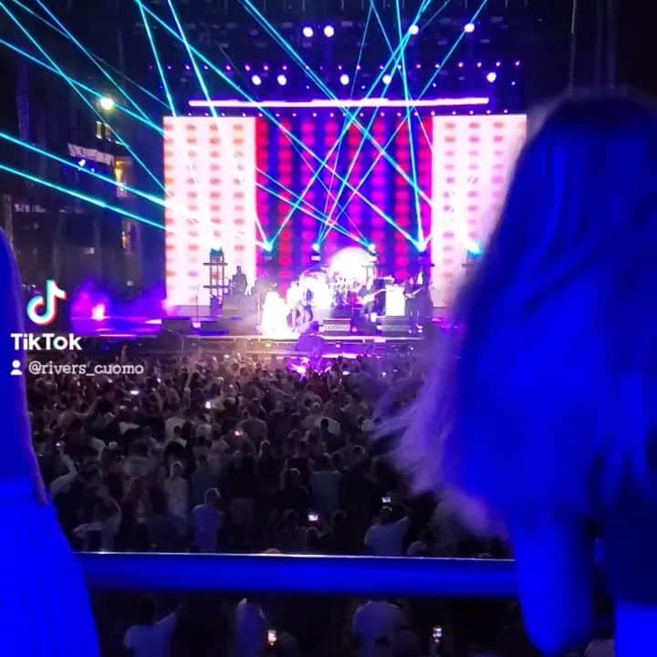 リヴァース・クオモのインスタグラム：「Greatest man live」