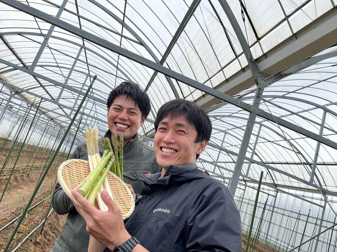 松原大祐のインスタグラム：「今月も県内の素晴らしい食材と出会えた1ヶ月でした！！  ①磐田市の上村農園 県内ナンバーワンイケメン農家の呼び声高い上村さんが作る「アスパラガス」。その旨味とみずみずしさは絶品！！あのミシュランレストランにも卸している逸品です！  ②浜松市のえなみ農園 江南農園の「マーマレード」は毎年イギリスで開催されている世界大会で2度も世界最高賞を獲得しているんです！！  いやぁ〜静岡には世界が認める食材が満載ですよ！！こうやって取材を兼ねていいものをたくさん食べていけば自然と自分の舌も肥えてレベルアップできそうです笑  #上村農園 #えなみ農園 #everyしずおか」