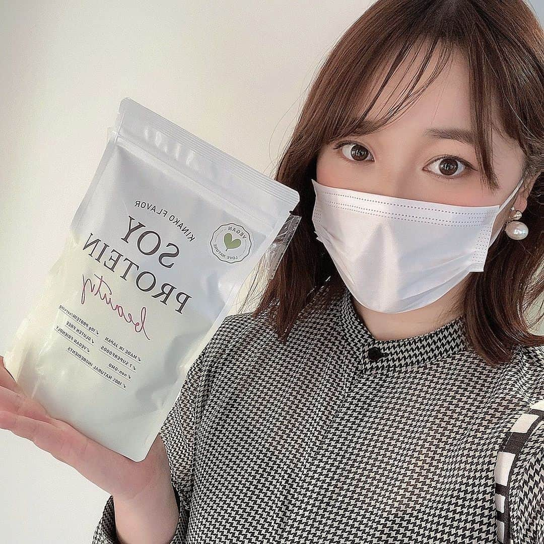 清家麻里奈さんのインスタグラム写真 - (清家麻里奈Instagram)「移転new openするBEAUTY CELLAR BY HOLLYWOOD( @beauty_cellar_byhollywood )さんへ先日行ってきました😊✨お肌と体と心が美しくなれるようなアイテムがずらーっと並んだ店内はどれも気になりすぎて時間が経つのが早かった👀✨中でもきなこ味のプロテインの試飲させてもらったけど、今まで飲んできたものよりはるかに美味しく飲みやすいし、体に嬉しい成分てんこ盛りすぎて早速かなり気になっております❗️他にも酵素パックやスキンケア用品など気になるものたくさんあったし、三宮に行ったときはまた立ち寄ってみよう😊💕みなさんもよければ是非覗いてみてね✨美意識あがりまくる素敵空間です✨そして、改めまして移転new openおめでとうございます(^^)✨  #三宮　＃神戸三宮　#ビューティーセラーハリウッド #beautycellarbyhollywood #newopen #おめでとうございます　#プロテイン　#酵素パック　#早速試して見ます」4月29日 22時42分 - marinas20819