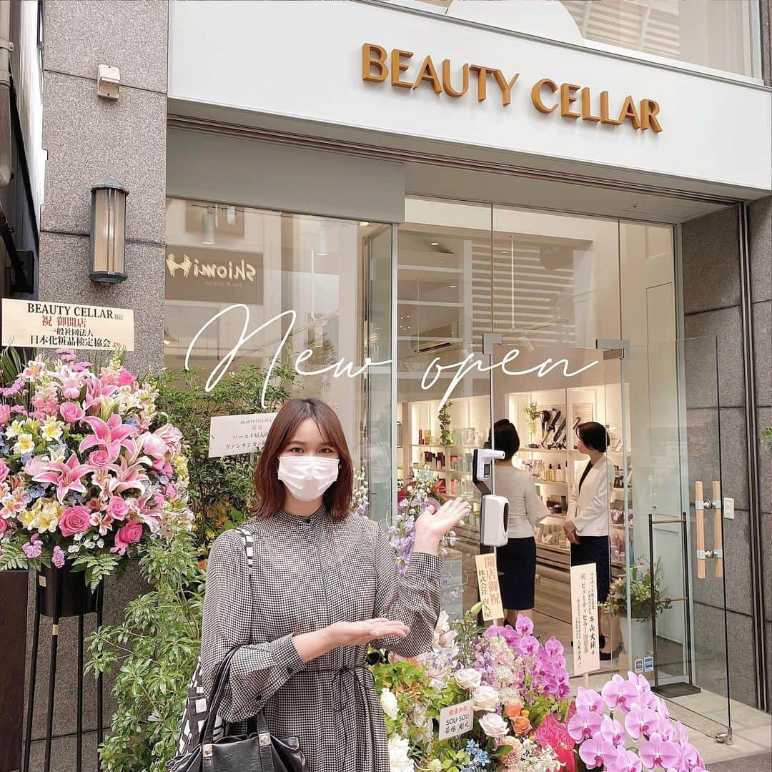 清家麻里奈のインスタグラム：「移転new openするBEAUTY CELLAR BY HOLLYWOOD( @beauty_cellar_byhollywood )さんへ先日行ってきました😊✨お肌と体と心が美しくなれるようなアイテムがずらーっと並んだ店内はどれも気になりすぎて時間が経つのが早かった👀✨中でもきなこ味のプロテインの試飲させてもらったけど、今まで飲んできたものよりはるかに美味しく飲みやすいし、体に嬉しい成分てんこ盛りすぎて早速かなり気になっております❗️他にも酵素パックやスキンケア用品など気になるものたくさんあったし、三宮に行ったときはまた立ち寄ってみよう😊💕みなさんもよければ是非覗いてみてね✨美意識あがりまくる素敵空間です✨そして、改めまして移転new openおめでとうございます(^^)✨  #三宮　＃神戸三宮　#ビューティーセラーハリウッド #beautycellarbyhollywood #newopen #おめでとうございます　#プロテイン　#酵素パック　#早速試して見ます」