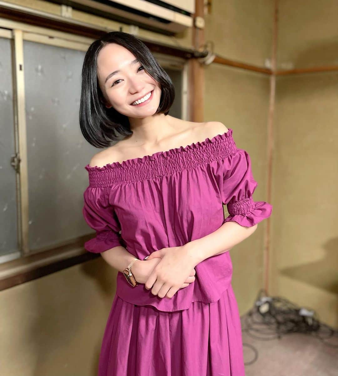 緑川静香のインスタグラム：「『それって⁉︎実際どうなの課』観てくださった皆様、ありがとうございましーたん❤️ ⁡ 目標金額達成！！25万越えでした👏✨✨✨ ⁡ 久しぶりの遠征で大阪！大変でしたがとても楽しい作業期間でした！ 居酒屋ちょび、美味しかったなぁぁ🍴 また行かせてください☺️ けいごくん、学校でたくさん宣伝してね❣️笑 ⁡ ところで皆様セガサターン、知ってましたか？？笑 ⁡ さぁそしてオープニング！ カットされておりましたが(笑)布忍神社で恋みくじというものをひきました✨ 何を引いたかは画像をご覧ください。 ⁡ さて、このおみくじ、とあるすごい方が2人ひいてるそうで、その方とは… ⁡ 北野武さんと明石家さんまさん！！！🫢💓 BIG3に食い込みました！！！🤣 縁起がいいので家に飾ります❤️笑 ⁡ という件が実はありました。笑 いや〜持ってたのになぁ笑 ⁡ ということで、次はどんな方に逢えるのか、楽しみです🥰  オープニングと結果発表時の衣装は両方とも @efla_official さん❤️❤️❤️ 可愛いでしょ☺️ ⁡ #それって実際どうなの課 #ピンクつなぎ #efla #fashion #coodinate #フリマアプリ #オークション  #下河辺さんはホントにお忙しい中来てくださいました #茶箱が意外と人気商品 #毎回楽しい発見があるから嬉しい」