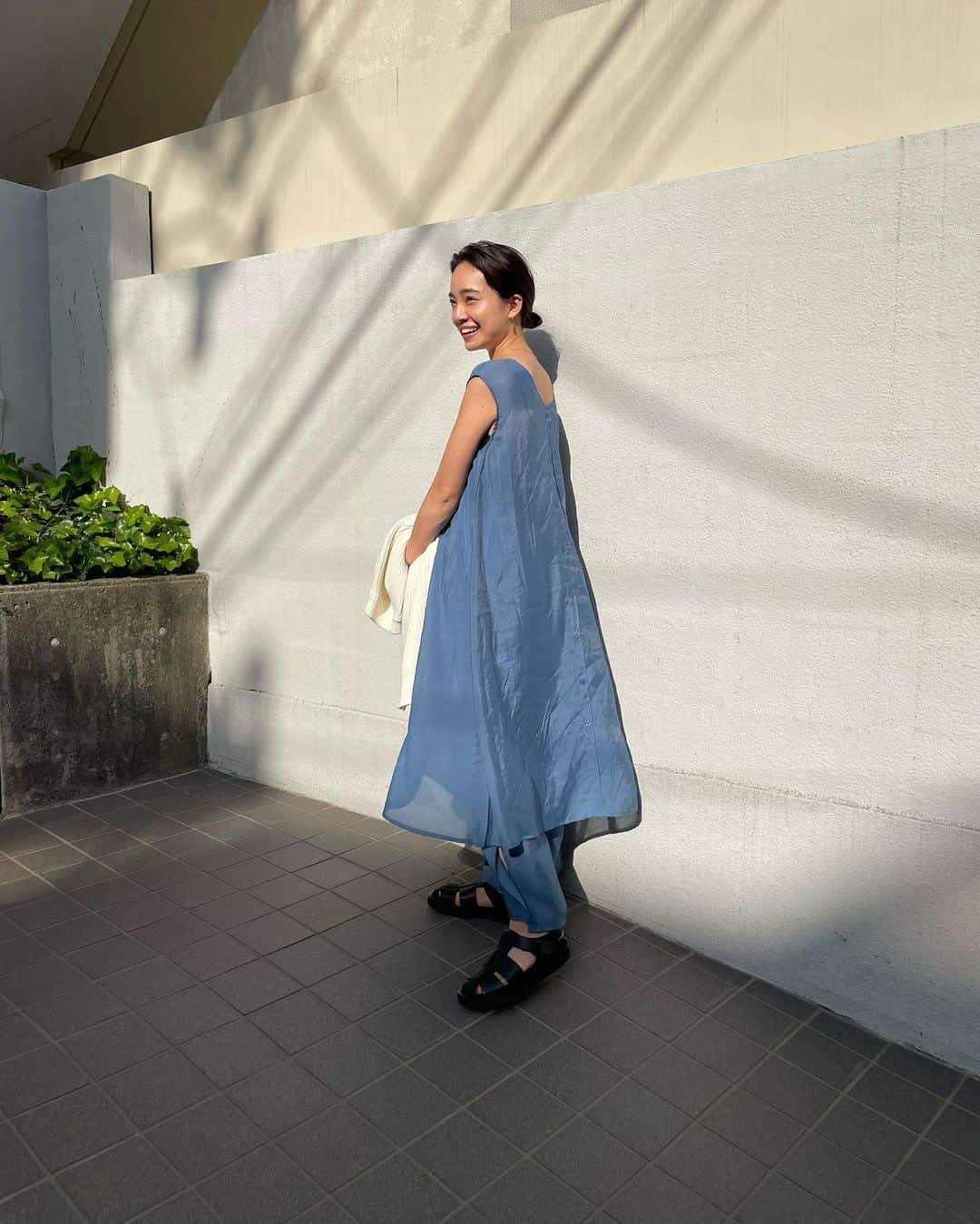 のインスタグラム：「夏が本当に待ち遠しい🍉  #セットアップ @kuih_store  #bag @jilsander  #shoes @therow   このセットアップ、生地もふわっふわで着心地よくて、お値段以上でございました😌  ちなみに5/9までクーポンで20%OFFみたいです📣 ・ ・ ・ #kuih #jilsander #therow #maisontherow #kuihst #クイ」