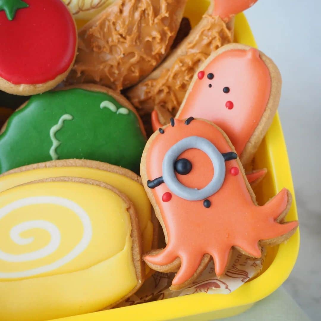 上岡麻美さんのインスタグラム写真 - (上岡麻美Instagram)「ミニオンのお弁当アイシングクッキー🍱  お弁当作りました🤭アイシングクッキーです✨✨ 息子にミニオンのイラストを描いてもらってアイシングにしました😁  タコさんウィンナーもミニオン風にしてみました❤️ この後、息子に蓋をしたので何枚か壊れましたが、食べちゃえば一緒ですね🤭❤️  Minions Bento icingcookies 🍱  I made a lunch box 🤭 It's an icingcookies ✨ ✨ I had my son draw an illustration of Minions and made it icing 😁  お弁当箱、コップ、袋はホープリーさん @hopely.jp 　にいただいた物です✨  ホープリーさんは、常時2万アイテムを展開する日本最大級のキャラクターグッズ専門のオンラインストアです✨そのホープリーさんでは、春の新生活応援キャンペーンを開催中です。4月末までに、新規会員登録いただきますと直ぐにお使いいただけるポイント、777円相当分をもれなくプレゼント！是非この機会にご登録くださいね☺️  #ホープリー　#hopely#ミニオンズ#アイシングクッキー#お弁当#キャラ弁#お菓子#お菓子作り#スイーツ#クッキー#おうちカフェ#玉子焼き#icingcookies #minions#cookies#sweets#character#art#decoration」4月29日 21時30分 - asami_kamioka