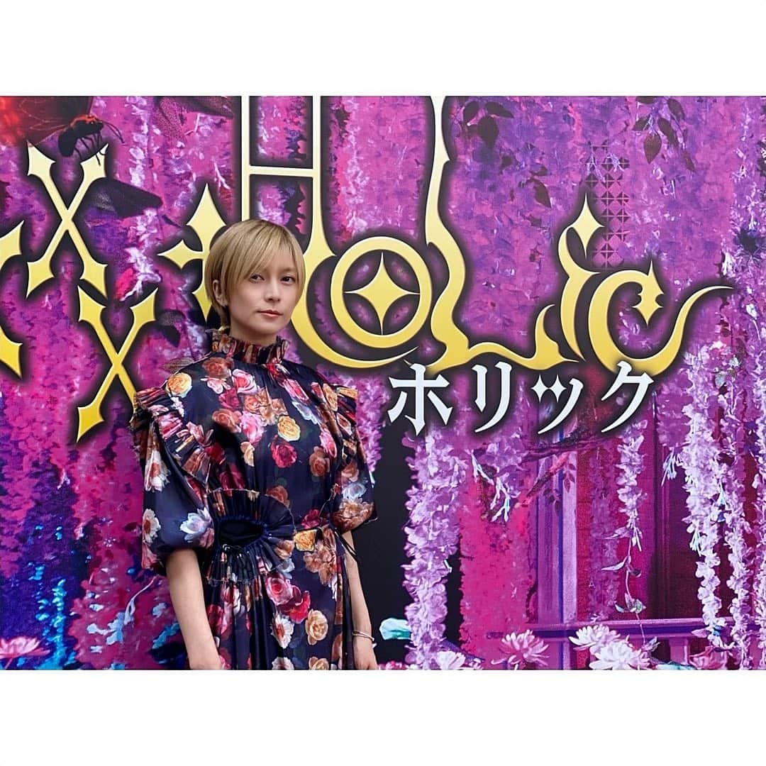 柴咲コウのインスタグラム：「本日4/29(金・祝)映画『ホリックxxxHOLiC』公開♡♡♡ 初日舞台挨拶に登壇しました！  4枚目は映画ホリックのビューティーディレクター・冨沢ノボルさん大好き😘 ノボルさんも映画の中に登場するよ、みんな見つけてね〜‼︎」