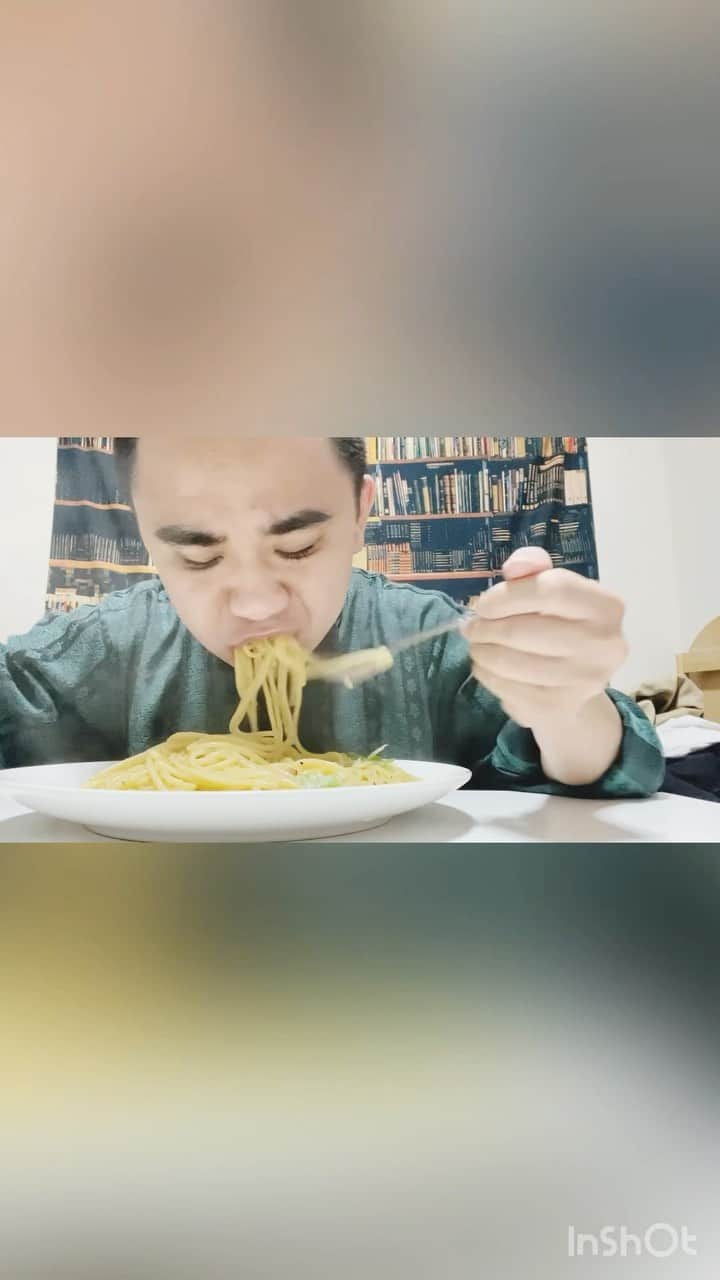 藤本秀星のインスタグラム：「ペペロンチーノを食べるだけの動画  #ペペロンチーノ #パスタ #自炊 #自炊記録」