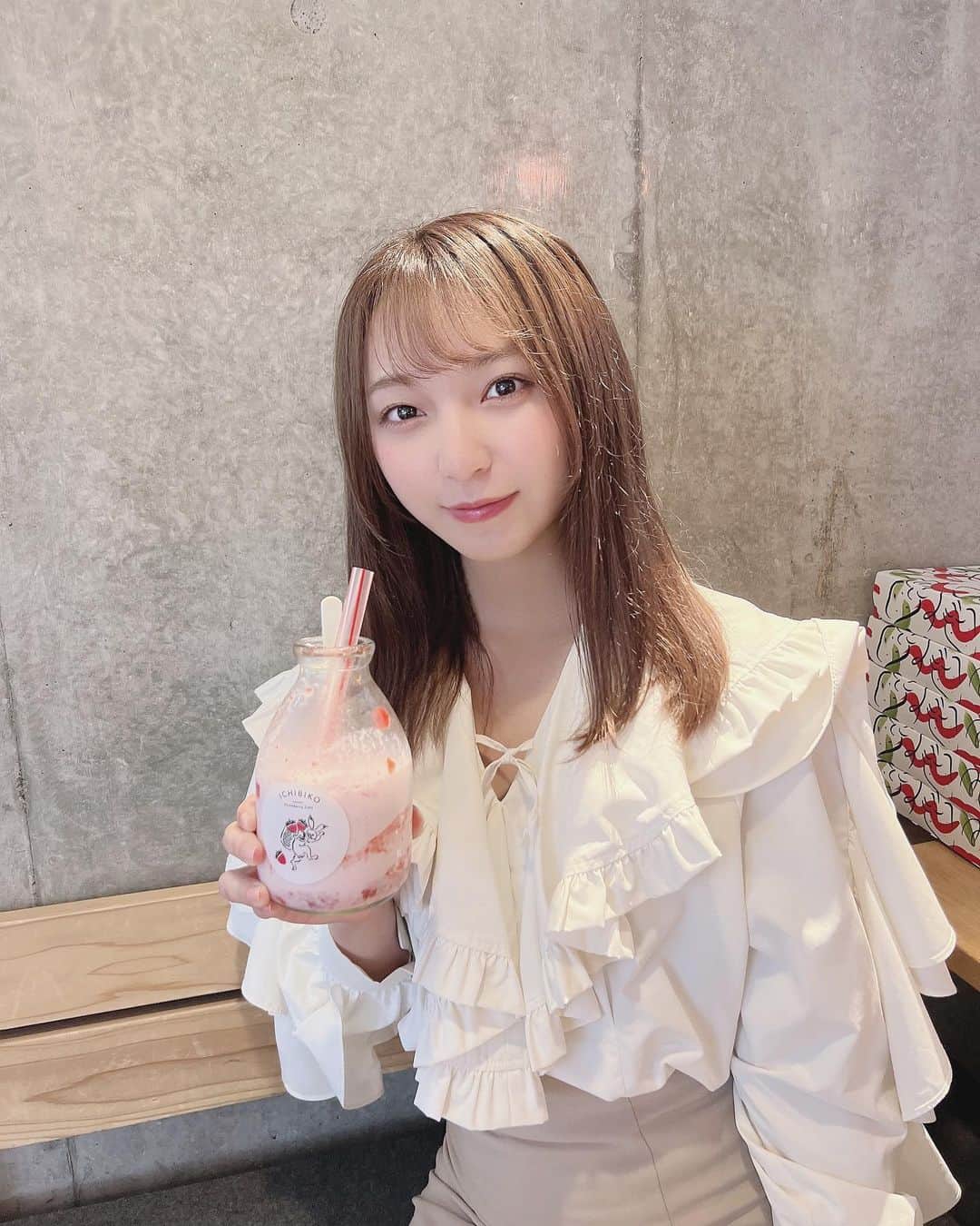 のインスタグラム：「いちびこ行ってきた. . . いちごの専門店でタルトも美味しそうだった🫶🏻 わたしはいちごみるく🍓🫧 . . #いちびこ #いちご #いちごスイーツ #snidel #snidelhome #chico #gap #淡色女子 #淡色コーデ #大学生の暮らし #大学生コーデ #grl購入品 #grl #grlコーデ #さらんへ」
