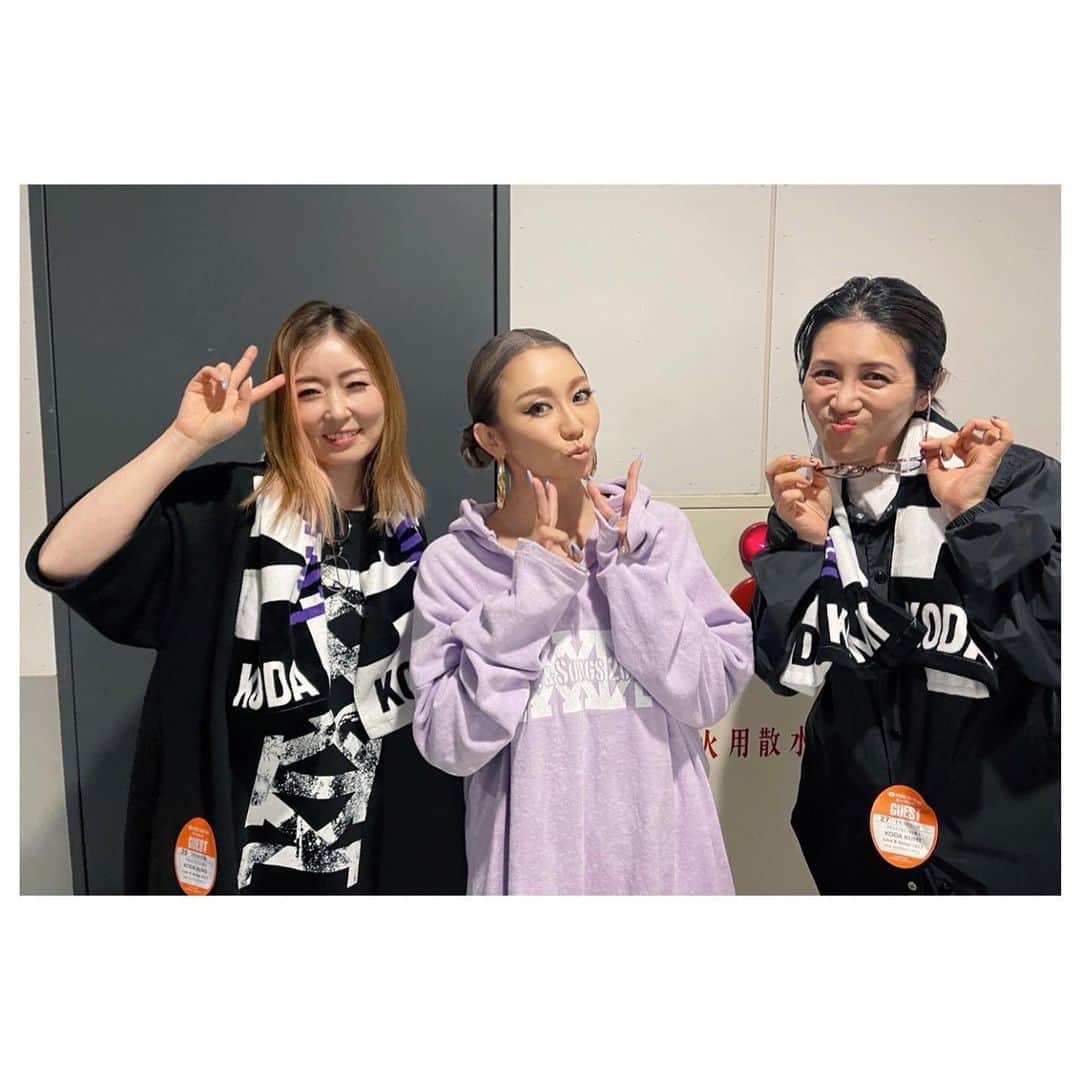 荒牧陽子のインスタグラム：「2022.4.15 倖田來未さんライブ ┈︎┈︎┈︎┈︎┈︎┈︎┈︎┈︎┈︎┈︎┈︎┈︎ 先日、倖田來未さんのライブに ミラクルひかるさんと行ってきました！ Tシャツとタオルもゲットして、 1階席でファンの皆さんと共にタオル振って 楽し過ぎました！最高🥰 ⁡ 終始目が離せないステージとMC!!! とにかく美し過ぎて…😳✨ ⁡ 勉強しまくりのライブでした！ 　 自分のステージに 少しでも生かせるように頑張るっ💪 そしてまた見に行く！！！ （出来れば同じライブもう一回見たかった…） ⁡ ミラクルさんとご飯したけど 《あのネタ》をたくさん見せてもらっちゃって またまたもう一つのステージ見に行ったような気分でした😂 ⁡ 倖田來未さんとミラクルひかるさん…🥰 最高すぎる1日でした💝 ┈︎┈︎┈︎┈︎┈︎┈︎┈︎┈︎┈︎┈︎┈︎┈ #倖田來未 さん #loveandsongs2022 #ミラクルひかる さん #荒牧陽子 #Live」
