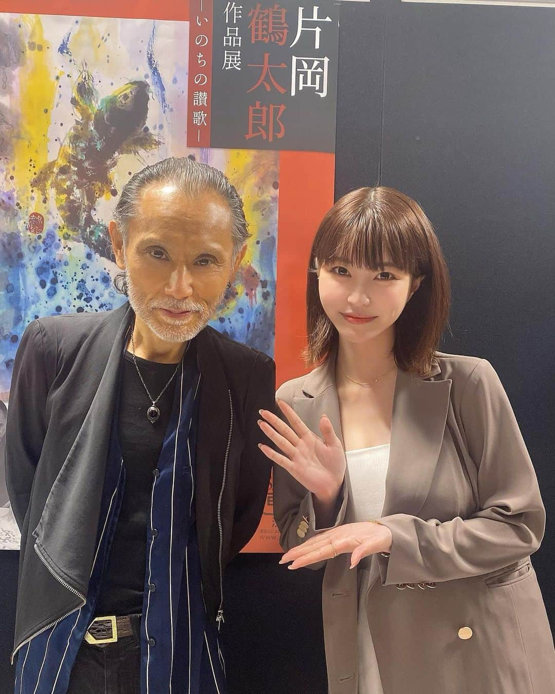 岸明日香さんのインスタグラム写真 - (岸明日香Instagram)「片岡鶴太郎さんの作品展『いのちの讃歌』観てきたよ☺️✨ もう、本当にすんごいの！！！←語彙力なくてごめんなさい😂  時代を生きてきた鶴太郎さんが長きに渡って書いてきた作品が沢山あって 一つ一つの作品に物語があって、繊細で美しくって、、とっても感動しました！✨ 皆も5月9日まで開催されてるので渋谷西武7階に是非観に行ってみてください💋  ドラマ共演ぶりに会えた鶴太郎さんは変わらずエネルギッシュで温かくて、パワーをもらえました🥺✨ お土産にクリアファイル買っちゃった🥰  そして、大好きで尊敬するお姉さま方がご飯食べてたらお誕生日お祝いしてくれました🥲✨ プレート、ぽんちゃん（愛犬）🐶だって、嬉しすぎるありがとうございます🥰 子供ちゃんがつまみ食いした跡が愛おしい笑笑🥺」4月29日 22時04分 - aspoo02