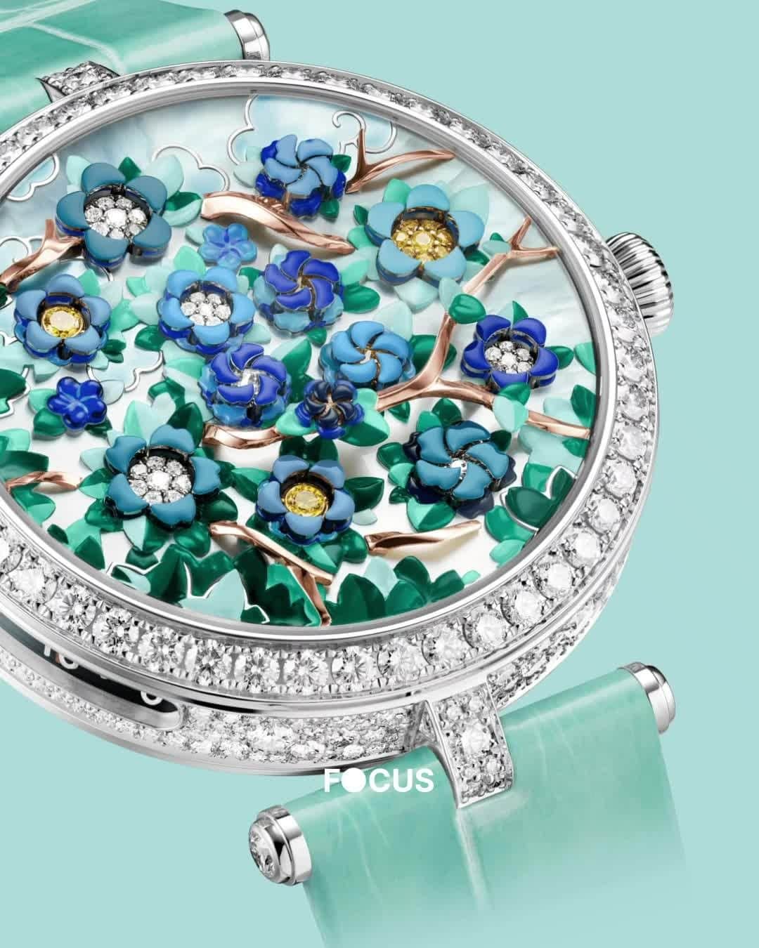 teamtravelersのインスタグラム：「“Using mechanisms to capture the poetry of the passage of time”: this is the creative goal of Lady Arpels Heures Florales, newcomer in the @vancleefarpels Poetic Complications collection.   Watchmaking, precious materials, and traditional savoir-faire bring a story to life on the dial. Retrograde movement, flower opening module and minute window enable time to be measured via a stroll in a flower garden. Its three-dimensional dial offers a poetic rendition of the passage of time, thanks to the opening and closing of 12 corollas. Telling the time becomes a spectacle, as the flowers blossom and close, renewing the dial’s scenery every 60 minutes.   #watches #watchesofinstagram #watchoftheday #vancleefandarpels #poeticomplications #flowers #blossom」