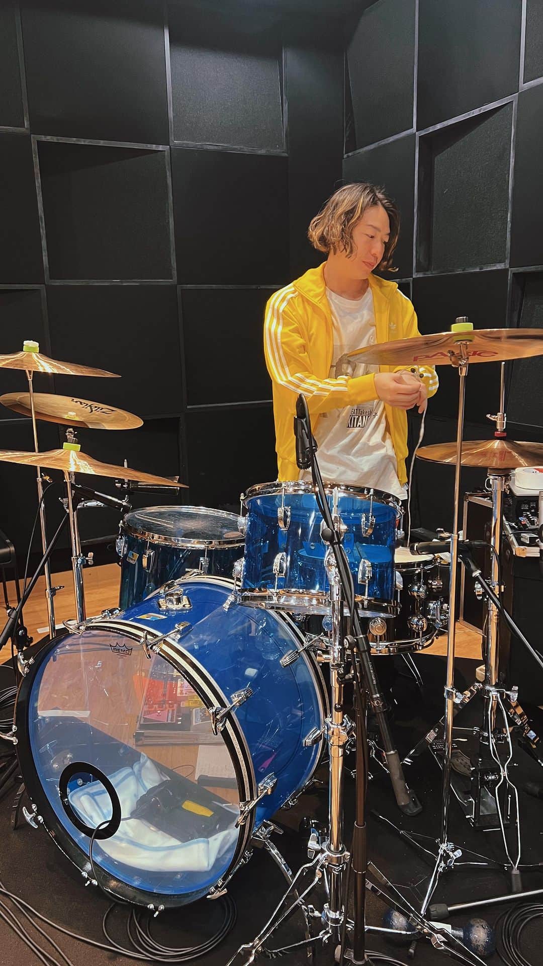 辻怜次のインスタグラム：「ただただ鈴木敬がスケスケのドラムセットを組み立てるだけの動画。  Just setting Takashi's drums “Ludwig Vistalite”.  5月5日のNUANCE@KT Zepp Yokohamaをお楽しみに。  #rehearsal #timelapse #drums #ludwig #ludwigdrums #vintage #vintagedrums #vintageludwig #ただただ相棒を盗撮する系ベーシスト」