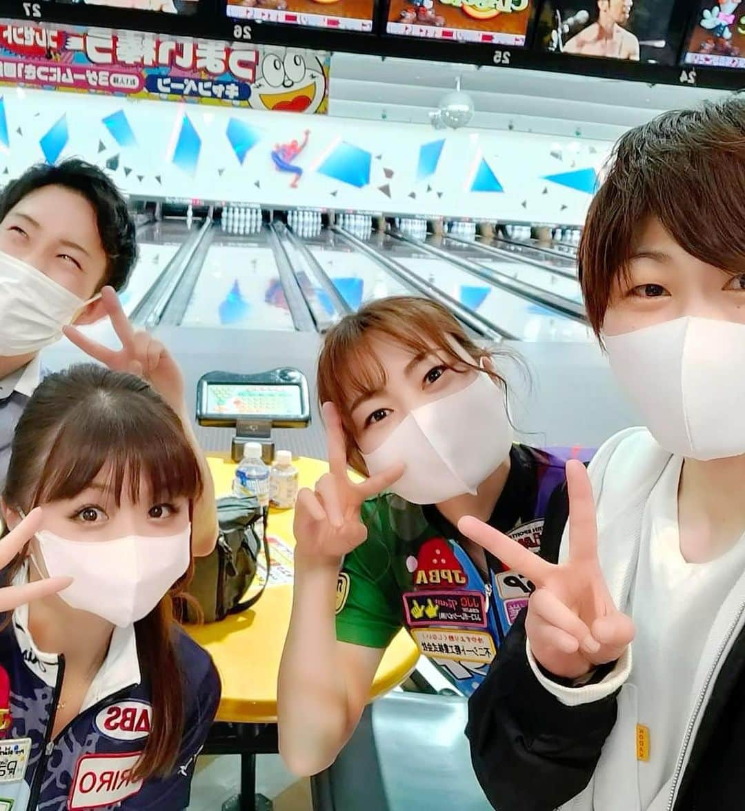 鈴木理沙さんのインスタグラム写真 - (鈴木理沙Instagram)「先週のチャレンジにて🎳✨ パシャりんこ💕  23日はパークでのチャレンジ🎳✨ 梨奈ちゃんとのWチャレンジは実は初めてかも❣️ 楽しかった〜😍✨ 2シフト100名と 遠方からもお集まり頂き ありがとうございました🙇‍♀️  24日はラウンドワン南砂店様での 鈴木馨プロバースデーチャレンジ🎳✨ とぉっても楽しく😍 久しぶりにお会いする方々と、 お話しさせて頂きながら 大好きなボウリングが出来て🎳✨ 幸せな時間でした💗  お世話になりました、馨プロ、棚橋プロ、 ラウンドワンの皆様 ありがとうございました🙇‍♀️ 馨プロお誕生日おめでとうございます🎉  そして✨ ラウンドワン南砂店様の岩本支配人から💓ベビちゃんにプレゼントを戴きました🎁素敵なお心遣いに感激しました😍💓  そしてそして❣️２日間後ろで応援してくれた〜ラウンドワンのみぃ〜ちゃん＆しんちゃん✨からも可愛いチョコ🍫🌸を戴いて💕  他にも沢山のお土産を ご参加下さった皆様から戴きました✨  みなさんからの温かさと〜💛🧡💛 ボウリングが出来る嬉しさと〜🎳💕 楽しさで〜😆♫  笑顔の絶えない２日間となりました💓 皆様ありがとうございました〜❤️❤️❤️  #ボウリング #bowling #プロボウラー #鈴木理沙 #ORIRO #日本ケアクオリティ #ABS #鈴木理沙サポートクラブ #プロチャレンジマッチ #相模原パークレーンズ #ラウンドワン #ラウンドワン南砂店 #浅田梨奈プロ #鈴木馨プロ #棚橋孝太プロ #楽しかった #ありがとうございました #みんな大好きです💓」4月29日 22時38分 - risasuzuki0929