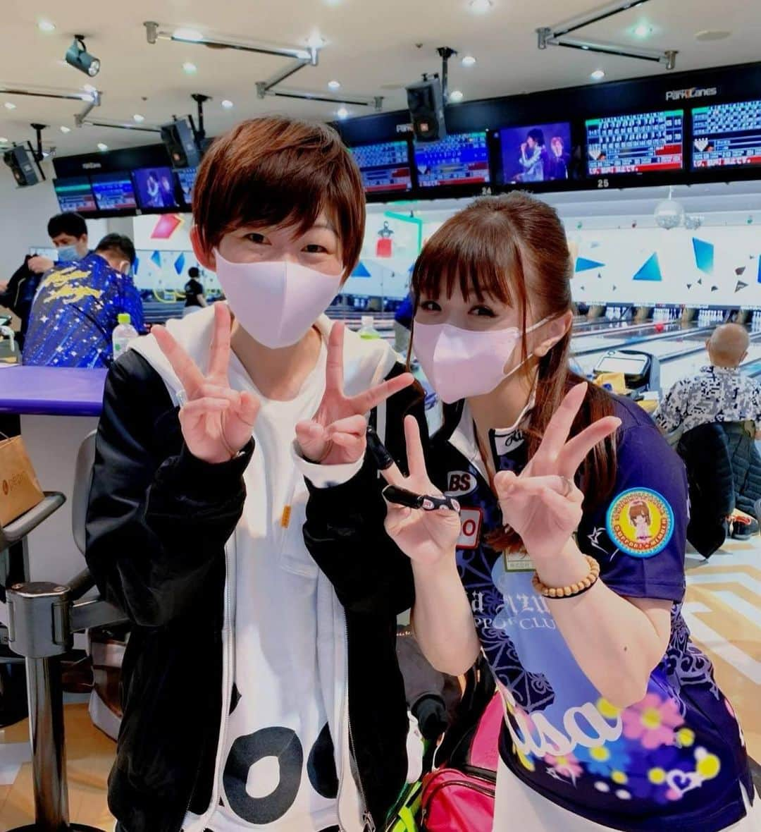 鈴木理沙さんのインスタグラム写真 - (鈴木理沙Instagram)「先週のチャレンジにて🎳✨ パシャりんこ💕  23日はパークでのチャレンジ🎳✨ 梨奈ちゃんとのWチャレンジは実は初めてかも❣️ 楽しかった〜😍✨ 2シフト100名と 遠方からもお集まり頂き ありがとうございました🙇‍♀️  24日はラウンドワン南砂店様での 鈴木馨プロバースデーチャレンジ🎳✨ とぉっても楽しく😍 久しぶりにお会いする方々と、 お話しさせて頂きながら 大好きなボウリングが出来て🎳✨ 幸せな時間でした💗  お世話になりました、馨プロ、棚橋プロ、 ラウンドワンの皆様 ありがとうございました🙇‍♀️ 馨プロお誕生日おめでとうございます🎉  そして✨ ラウンドワン南砂店様の岩本支配人から💓ベビちゃんにプレゼントを戴きました🎁素敵なお心遣いに感激しました😍💓  そしてそして❣️２日間後ろで応援してくれた〜ラウンドワンのみぃ〜ちゃん＆しんちゃん✨からも可愛いチョコ🍫🌸を戴いて💕  他にも沢山のお土産を ご参加下さった皆様から戴きました✨  みなさんからの温かさと〜💛🧡💛 ボウリングが出来る嬉しさと〜🎳💕 楽しさで〜😆♫  笑顔の絶えない２日間となりました💓 皆様ありがとうございました〜❤️❤️❤️  #ボウリング #bowling #プロボウラー #鈴木理沙 #ORIRO #日本ケアクオリティ #ABS #鈴木理沙サポートクラブ #プロチャレンジマッチ #相模原パークレーンズ #ラウンドワン #ラウンドワン南砂店 #浅田梨奈プロ #鈴木馨プロ #棚橋孝太プロ #楽しかった #ありがとうございました #みんな大好きです💓」4月29日 22時38分 - risasuzuki0929