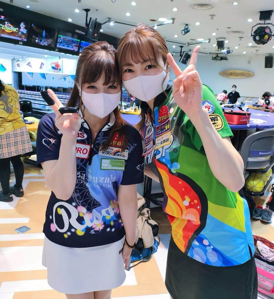 鈴木理沙のインスタグラム：「先週のチャレンジにて🎳✨ パシャりんこ💕  23日はパークでのチャレンジ🎳✨ 梨奈ちゃんとのWチャレンジは実は初めてかも❣️ 楽しかった〜😍✨ 2シフト100名と 遠方からもお集まり頂き ありがとうございました🙇‍♀️  24日はラウンドワン南砂店様での 鈴木馨プロバースデーチャレンジ🎳✨ とぉっても楽しく😍 久しぶりにお会いする方々と、 お話しさせて頂きながら 大好きなボウリングが出来て🎳✨ 幸せな時間でした💗  お世話になりました、馨プロ、棚橋プロ、 ラウンドワンの皆様 ありがとうございました🙇‍♀️ 馨プロお誕生日おめでとうございます🎉  そして✨ ラウンドワン南砂店様の岩本支配人から💓ベビちゃんにプレゼントを戴きました🎁素敵なお心遣いに感激しました😍💓  そしてそして❣️２日間後ろで応援してくれた〜ラウンドワンのみぃ〜ちゃん＆しんちゃん✨からも可愛いチョコ🍫🌸を戴いて💕  他にも沢山のお土産を ご参加下さった皆様から戴きました✨  みなさんからの温かさと〜💛🧡💛 ボウリングが出来る嬉しさと〜🎳💕 楽しさで〜😆♫  笑顔の絶えない２日間となりました💓 皆様ありがとうございました〜❤️❤️❤️  #ボウリング #bowling #プロボウラー #鈴木理沙 #ORIRO #日本ケアクオリティ #ABS #鈴木理沙サポートクラブ #プロチャレンジマッチ #相模原パークレーンズ #ラウンドワン #ラウンドワン南砂店 #浅田梨奈プロ #鈴木馨プロ #棚橋孝太プロ #楽しかった #ありがとうございました #みんな大好きです💓」