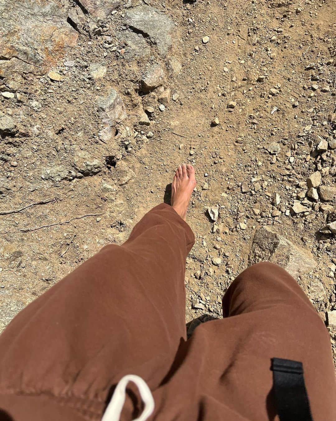 ローラさんのインスタグラム写真 - (ローラInstagram)「I was hiking yesterday and looked down,,, the design of those rocks,,, doesn’t it looks like a space?? So I thought I’m walking on the universe now😁🙌🪐Ahh!! I’m very excited to know how I feel when I understand the secret of this universe 🙈♥️  昨日は、きづいたら、8時間の長ーいハイキングをしたよ〜🏔🌳　なんだか心と体がチャージされて、今日はすごくいい気分だよ❕  それで、、実は、昨日、、岩場を歩いている時に、石達がまるで宇宙みたいなデザインだなって❕❕　なんだか、宇宙の上を歩いている気持ちだったの❕　どう思う❔😍🪨  いやぁ、、この地球と宇宙の関係ってどうなっているんだろう。。 😆🫶🌎🪐 これから知っていく事が楽しみぃ😆」4月29日 13時45分 - rolaofficial