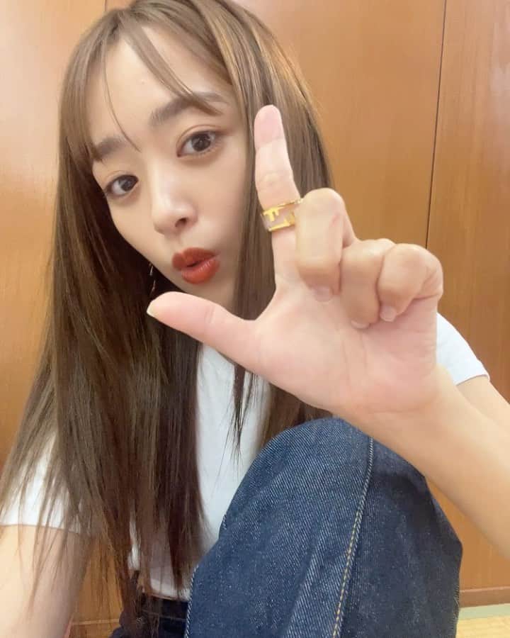 近藤千尋のインスタグラム：「GW始まりましたね🥰🫶🏻 ラヴィット生放送でした❣️ 今日は全身　@fendi さん🤍 グレープカンパニーからの刺客として ゲームに参加させてもらいました🃏笑 ありがたやです。笑  今日は伊原六花ちゃんの可愛さに癒され 爆笑問題田中さんの優しい空気の中 穏やかなラヴィットでしたね🐰笑❤️  見逃した方はTVerで、是非📺✨」