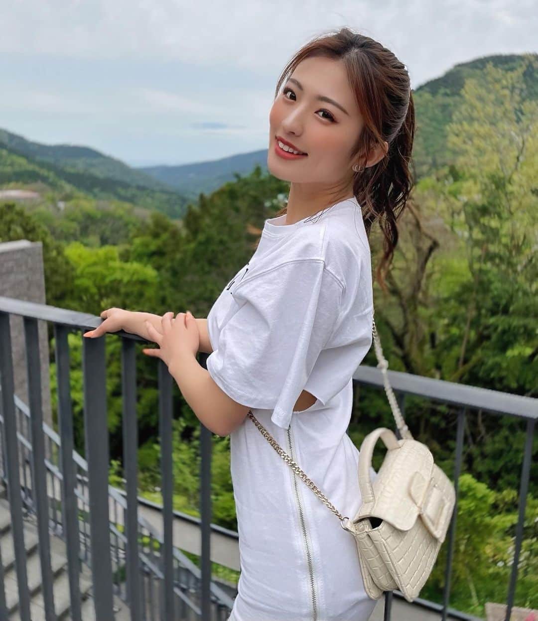 MIYABIのインスタグラム：「今日からGWだねぇみんな何するのっ？💜 みやびはお仕事がんばるよぉ💕🔥  素敵な休日を過ごしてね🌷」